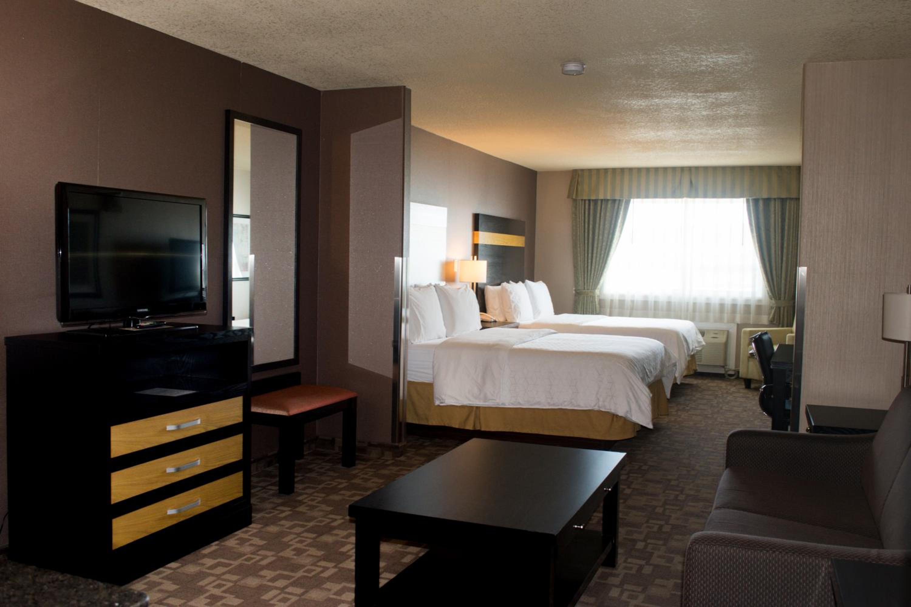 Queen Suite With Two Queen Beds And Sofa Bed - Photo 1