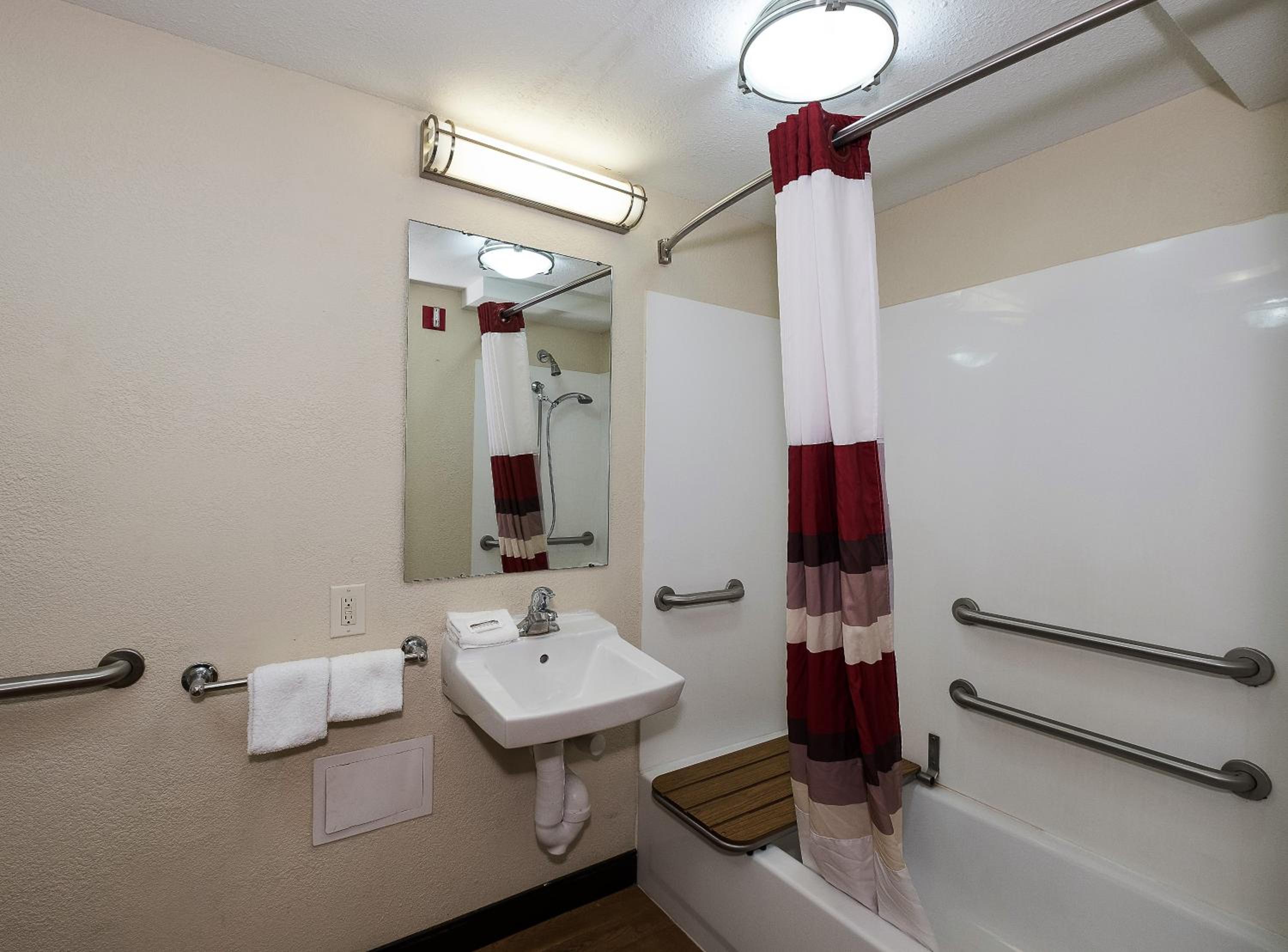 Deluxe King Room Disability Access Non-Smoking - Photo 2