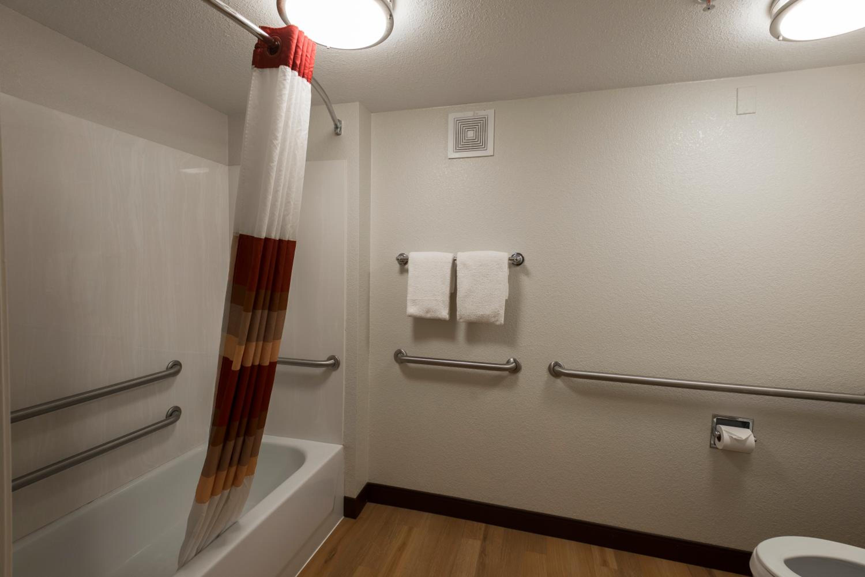 Business King Room Disability Access Smoke Free - Photo 3