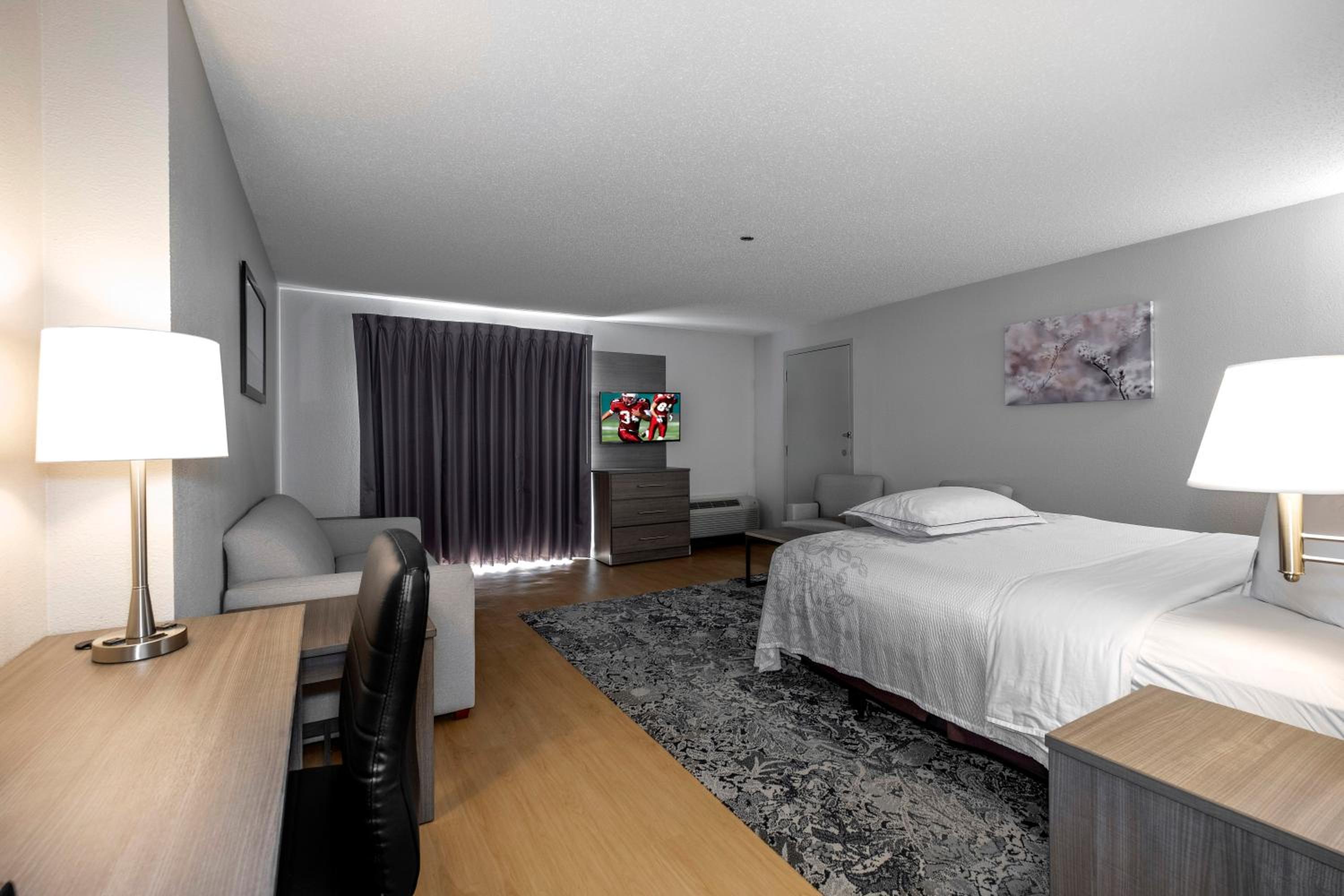 Premium King Room Poolside Disability Access Smoke Free (Upgraded Bedding and Snack Box) - Photo 4