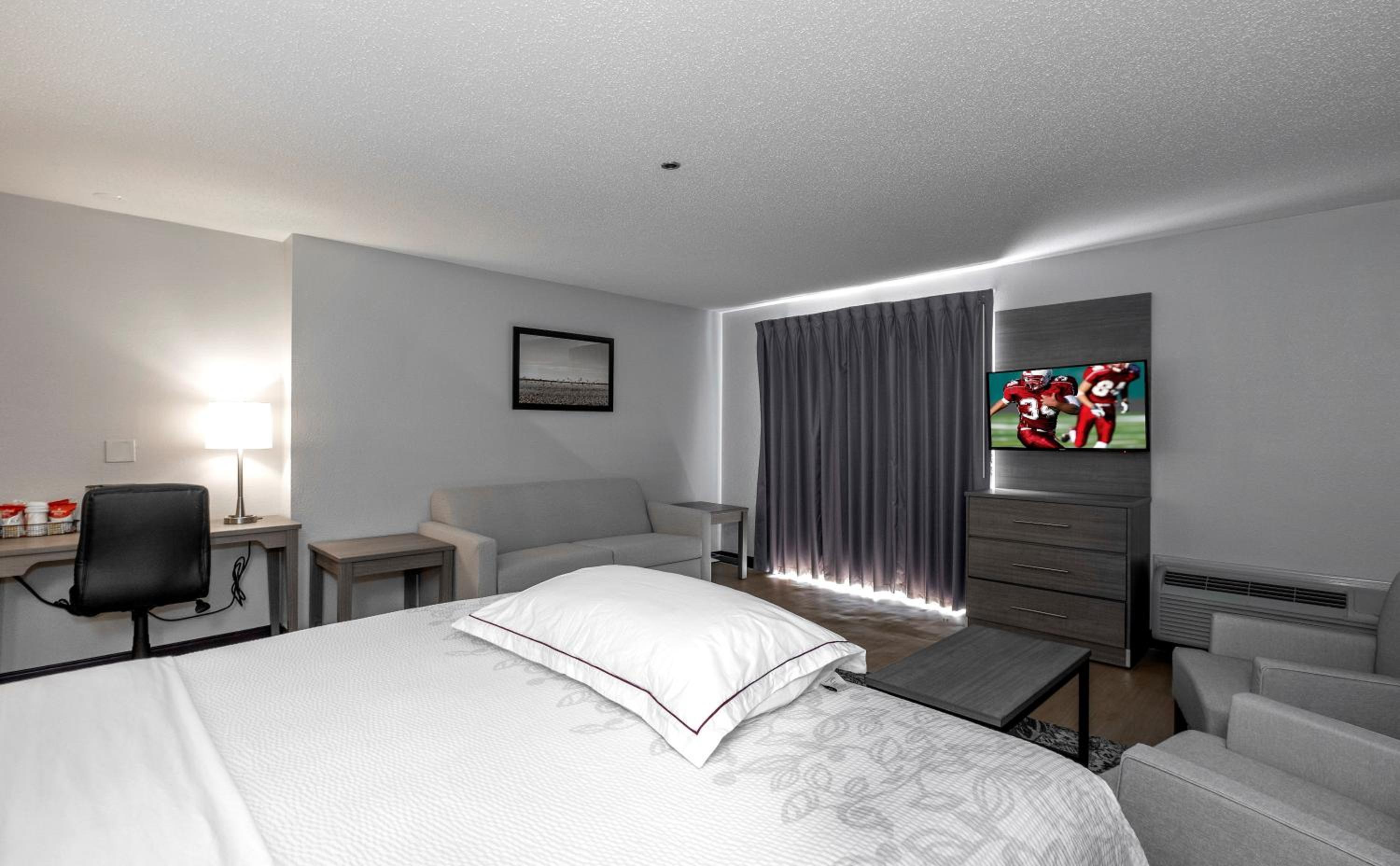 Premium King Room Poolside Disability Access Smoke Free (Upgraded Bedding and Snack Box) - Photo 3