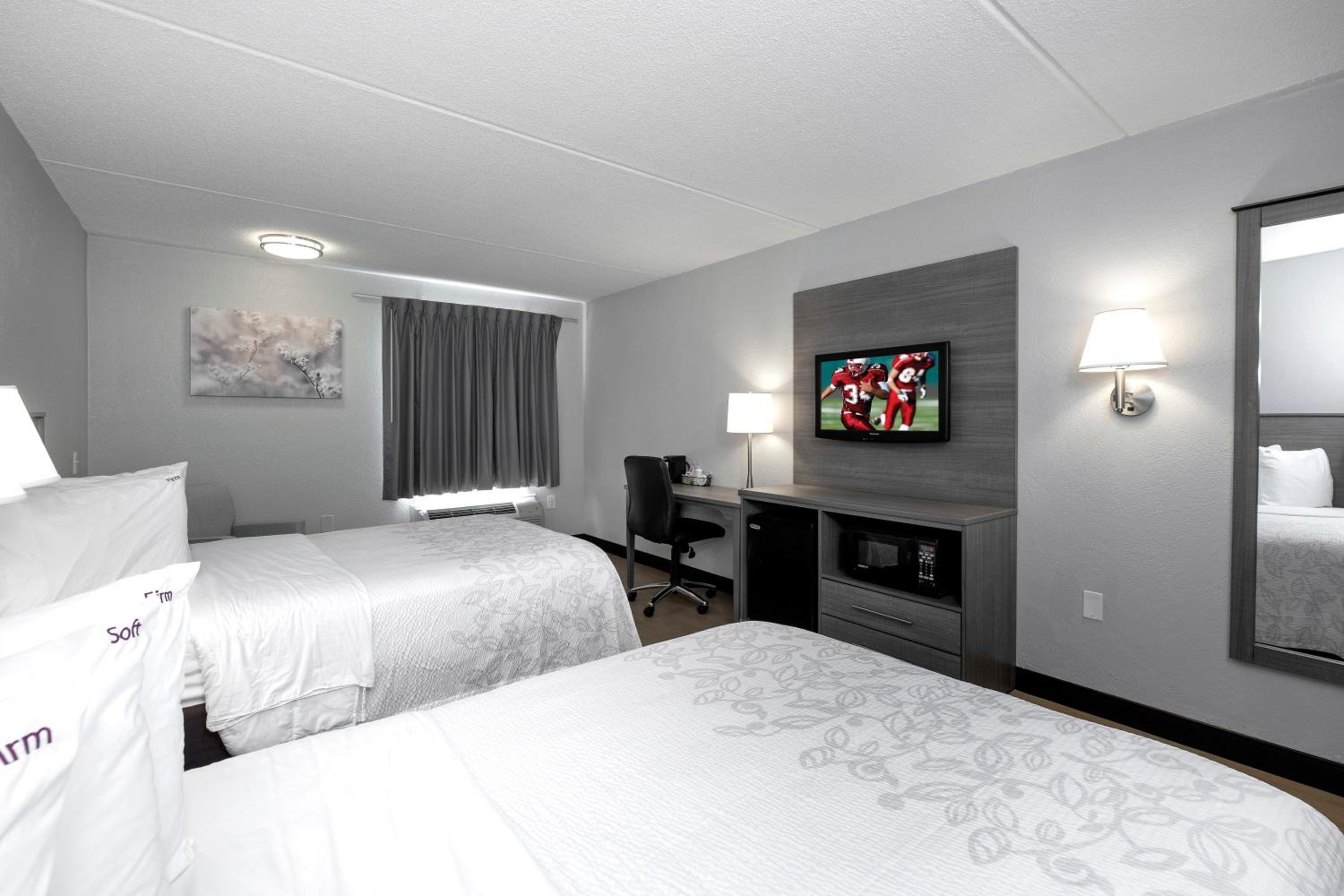 Deluxe Room with Two Double Beds Poolside Smoke Free - Photo 2
