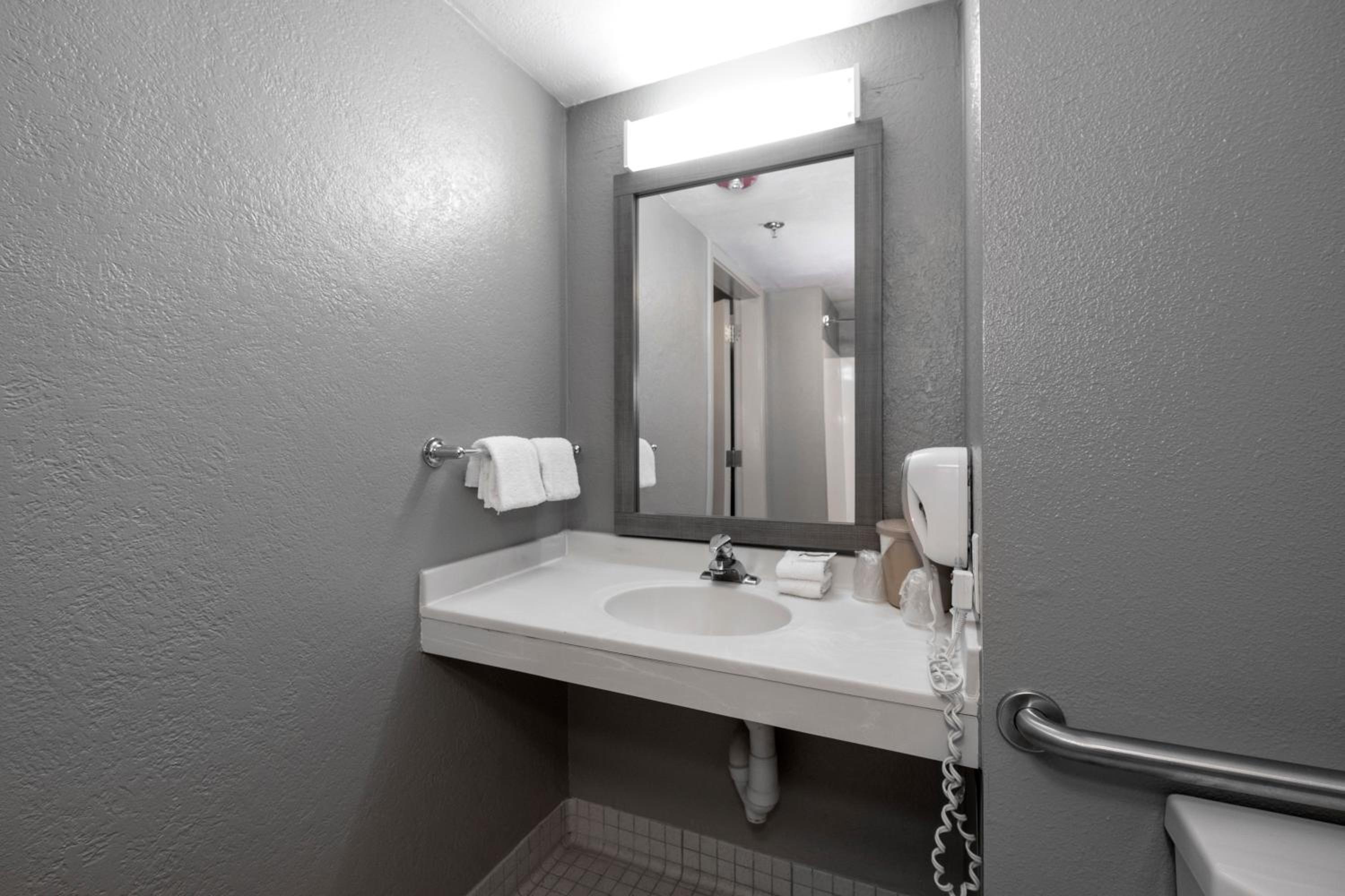 Standard Room with Two Double Beds Disability Access Smoke Free - Photo 5