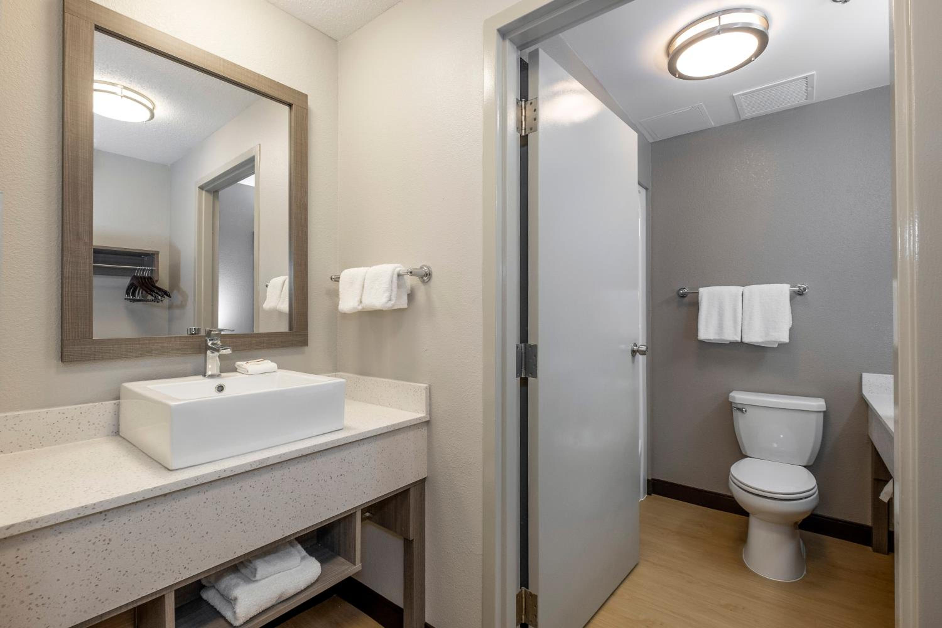 Premium King Room Smoke Free (Upgraded Bedding and Snack Box) - Photo 7