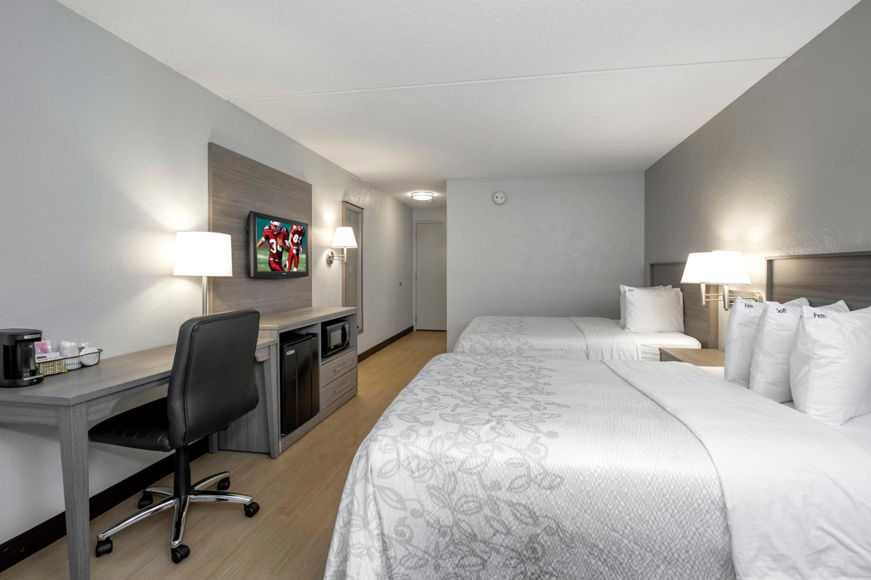 Deluxe Room with Two Double Beds Poolside Smoke Free - Photo 5