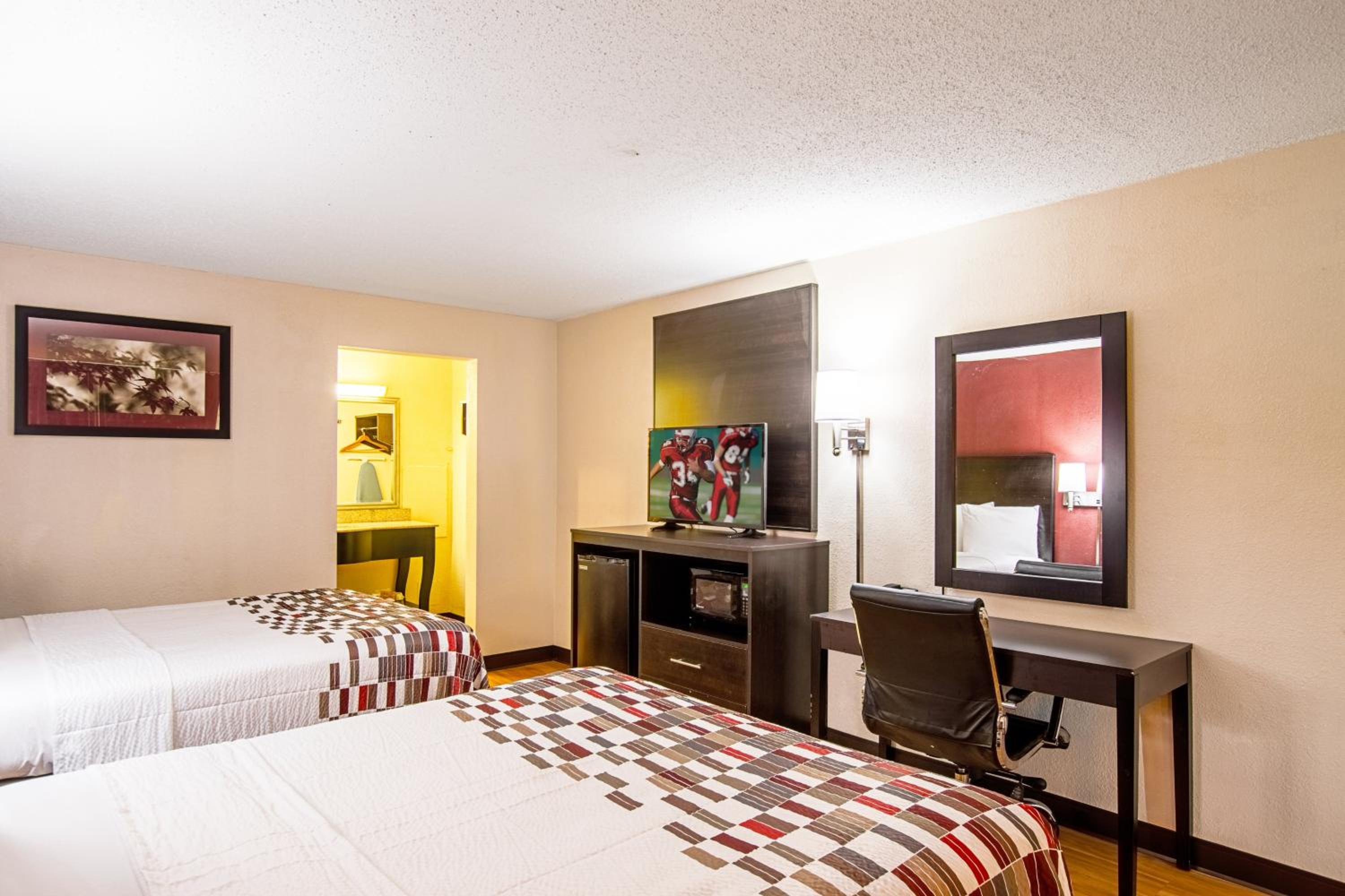 Deluxe Room with Two Queen Beds Non-Smoking - Photo 4