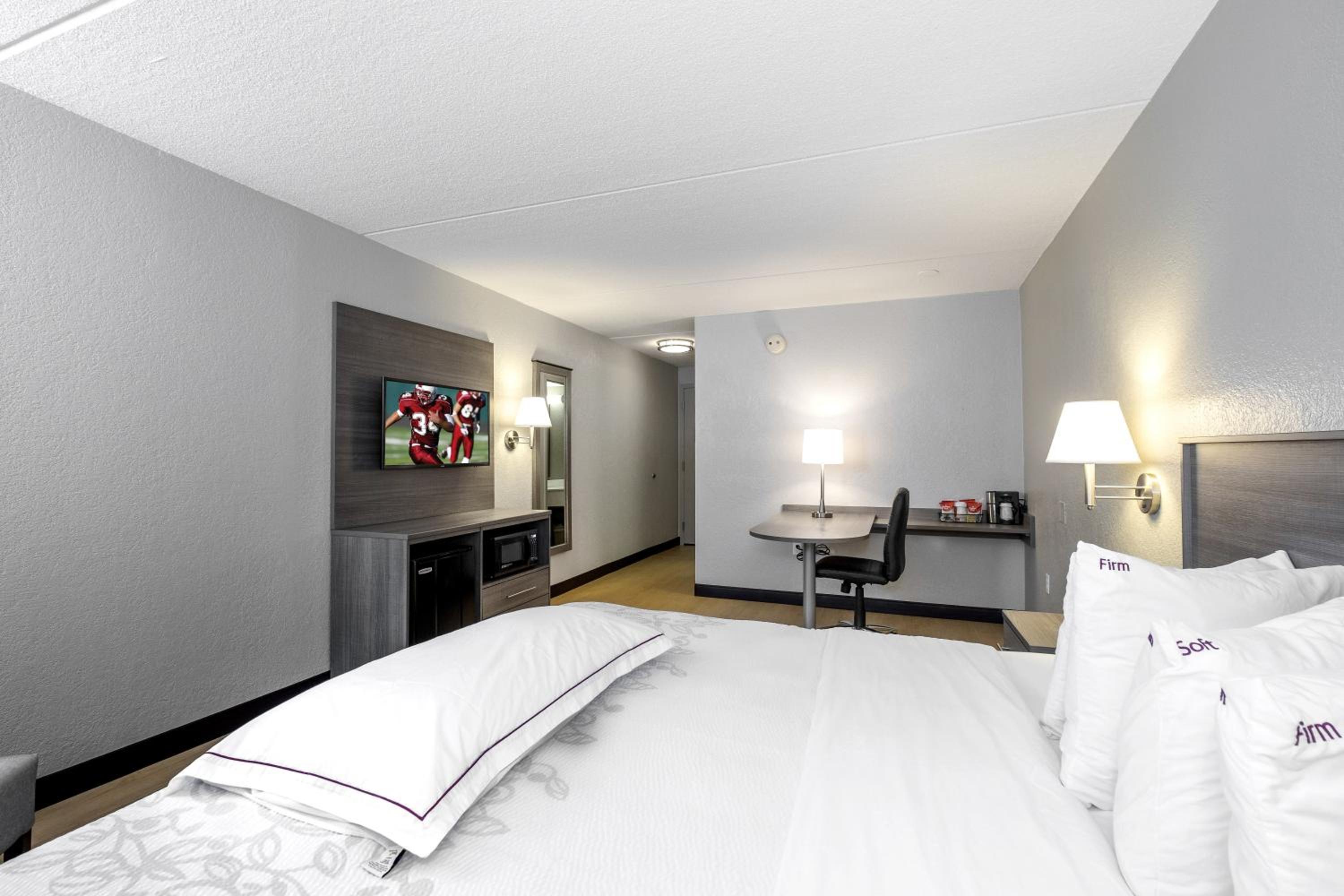 Premium King Room Smoke Free (Upgraded Bedding and Snack Box) - Photo 6