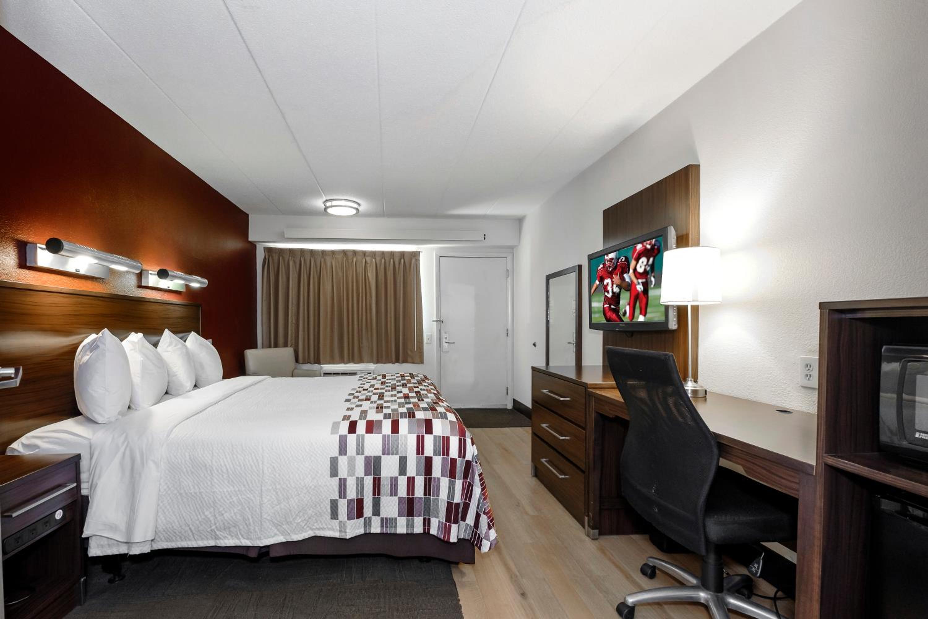 Superior King Room Disability Access Smoke Free - Photo 9