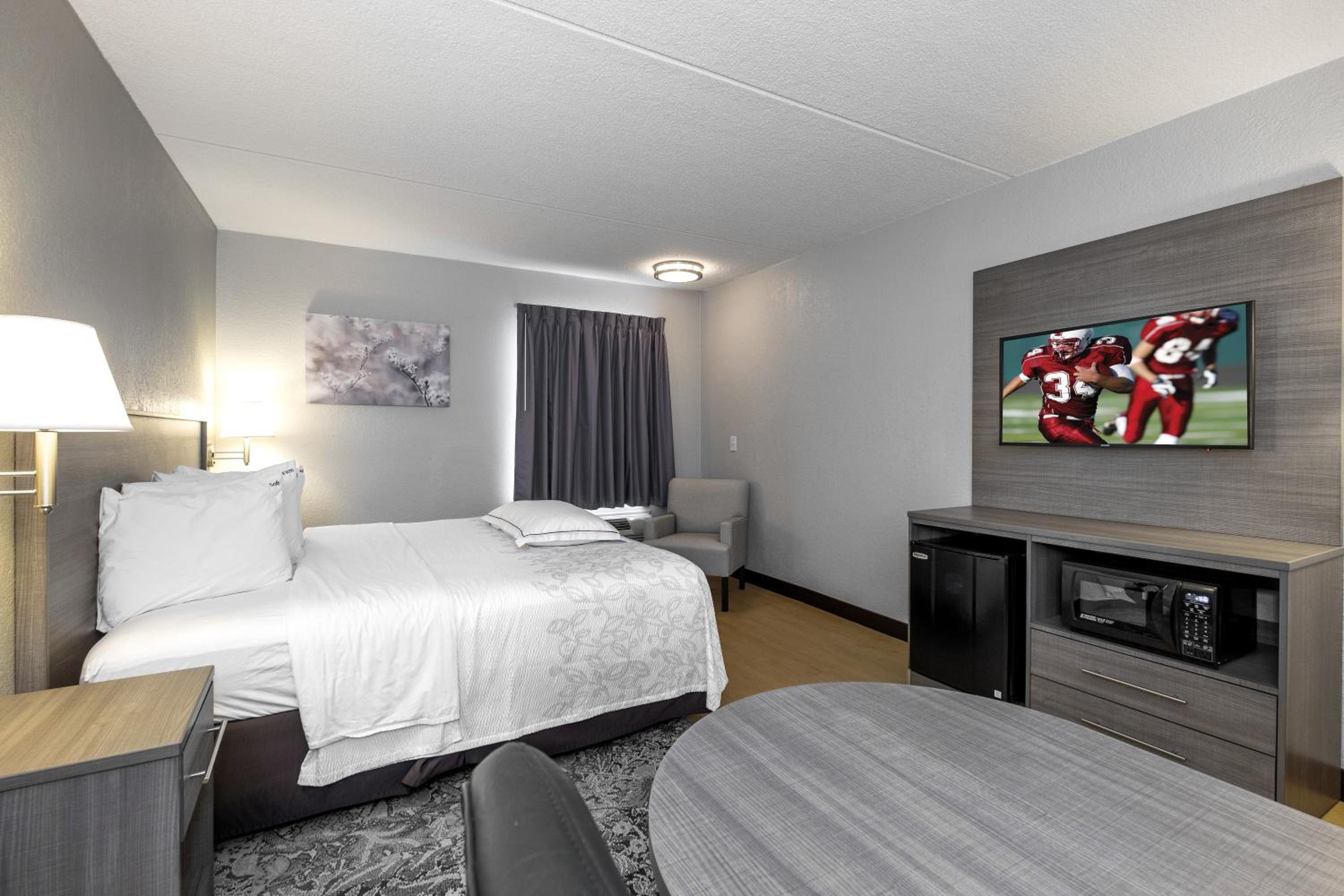Premium King Room Smoke Free (Upgraded Bedding and Snack Box) - Photo 5