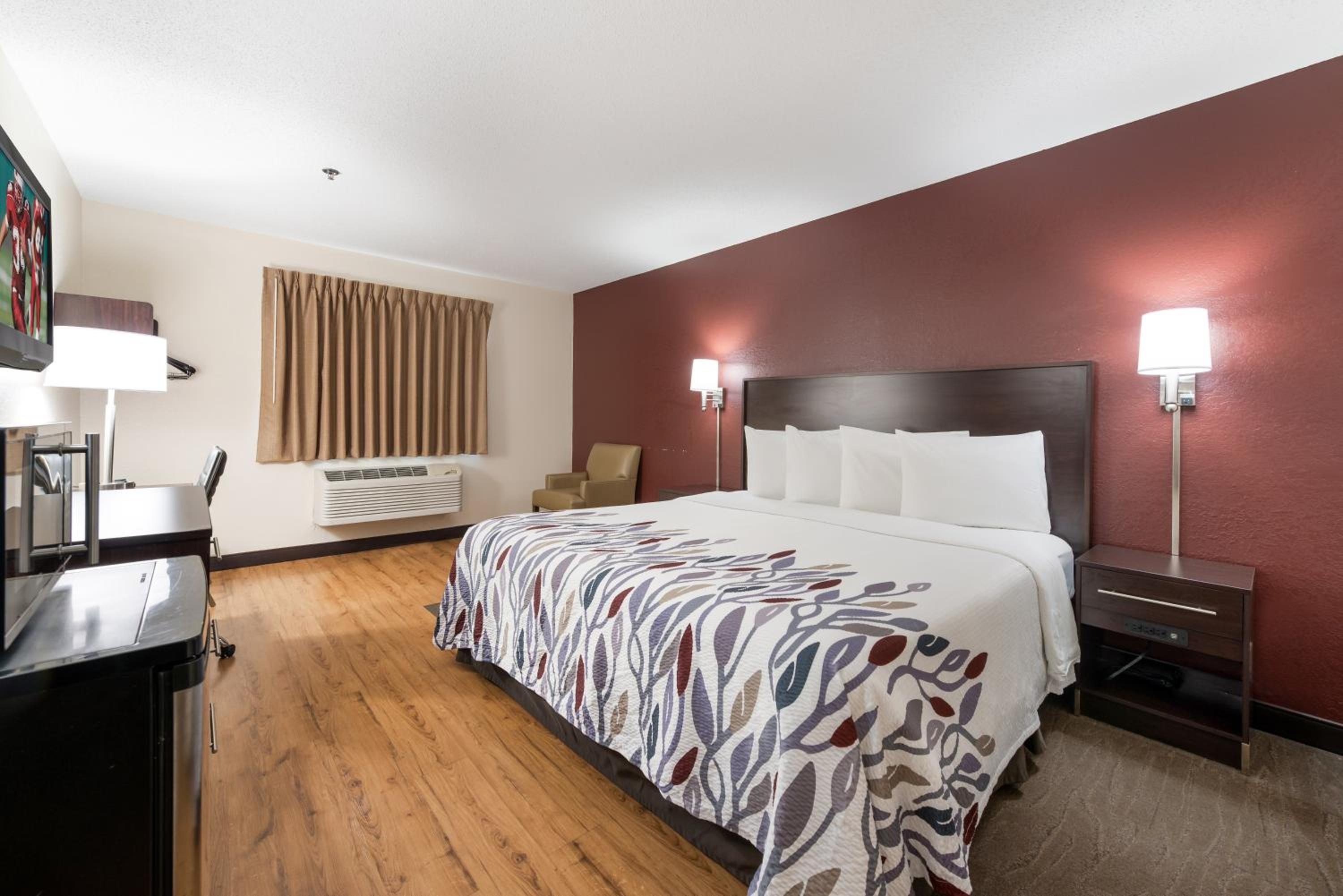 Deluxe King Room - Non-Smoking - Photo 1