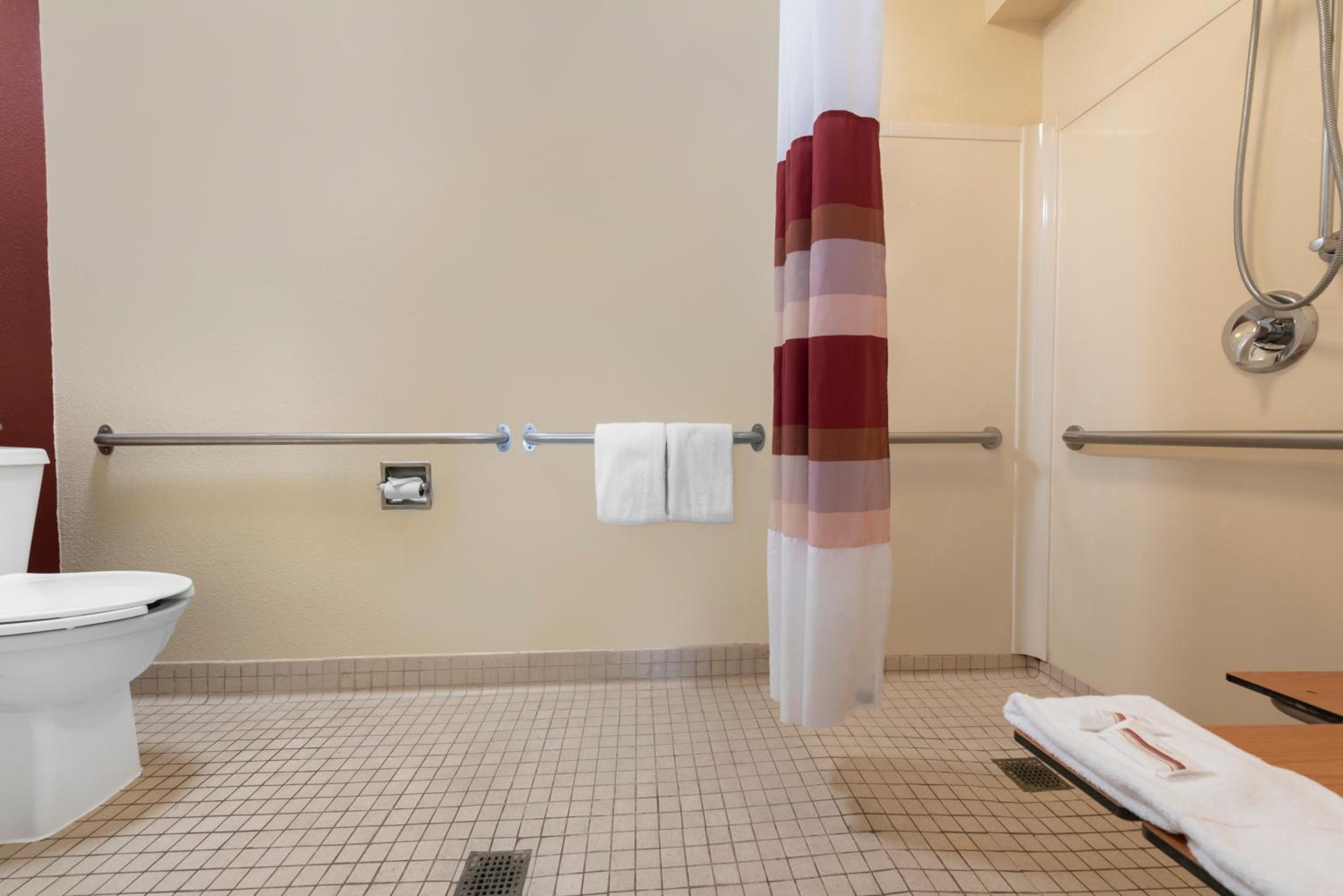 Superior King Room Disability Access Roll-In Shower Non-Smoking photo 3