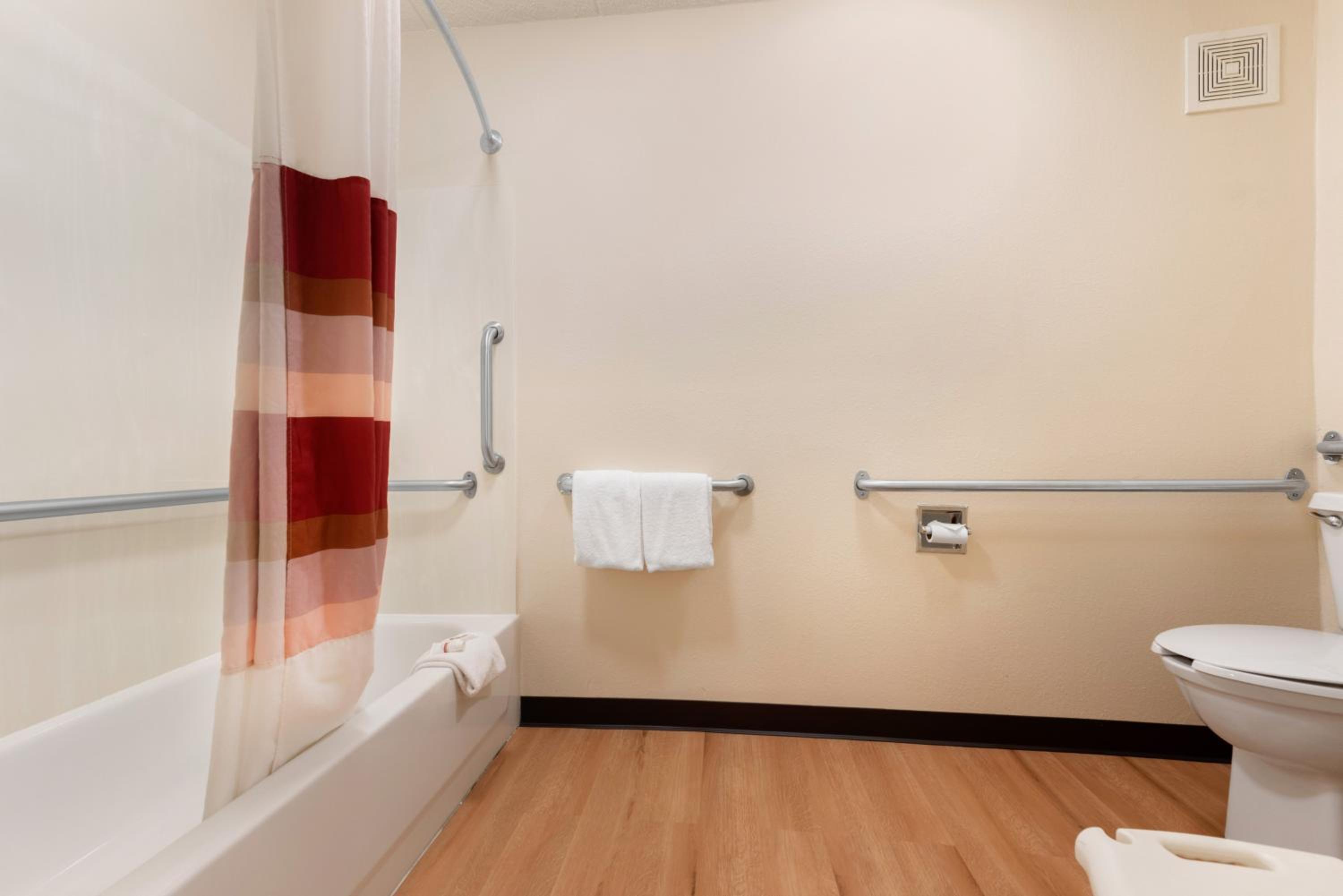 Superior King Room Disability Access Non-Smoking - Photo 3