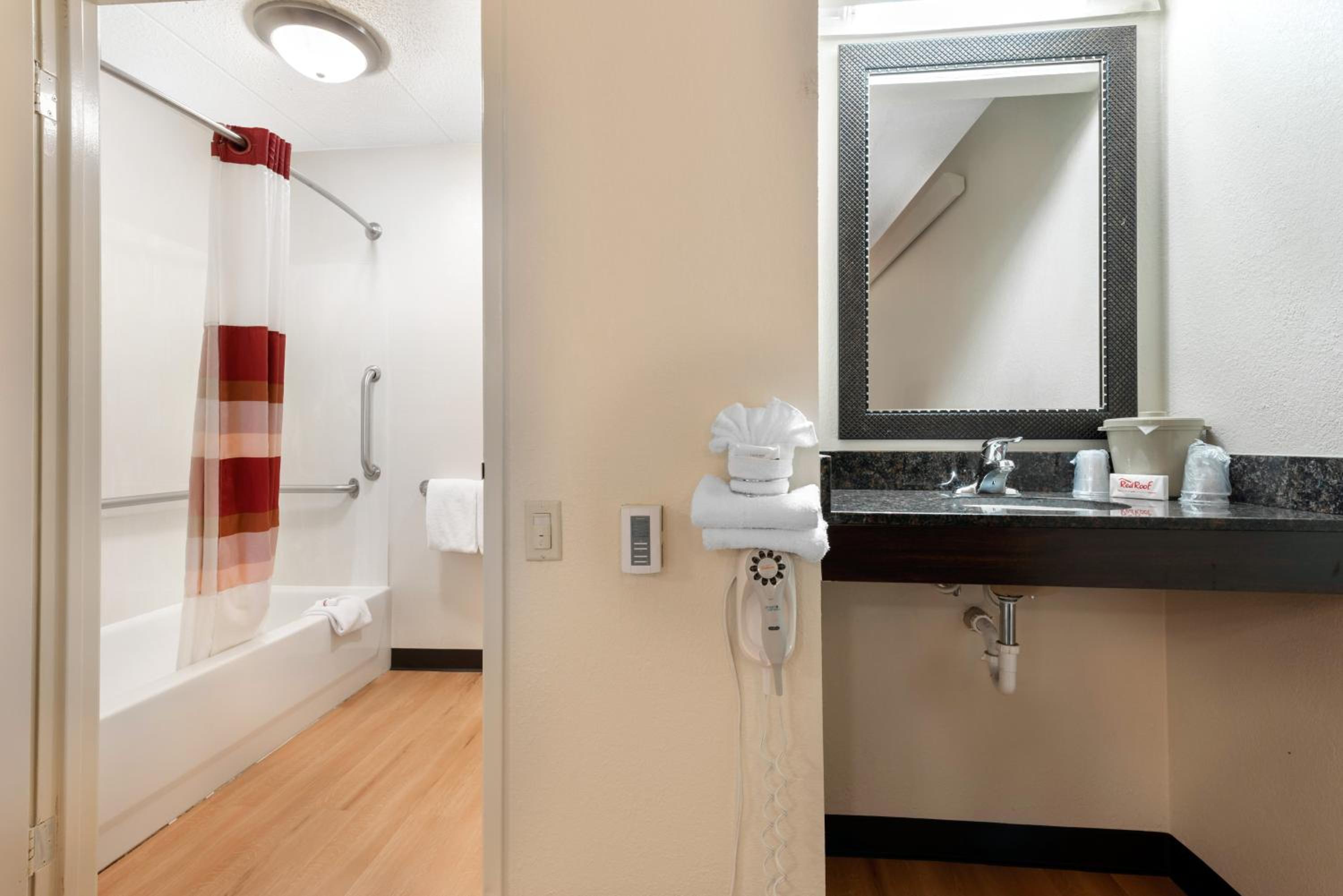 Superior King Room Disability Access Non-Smoking - Photo 4