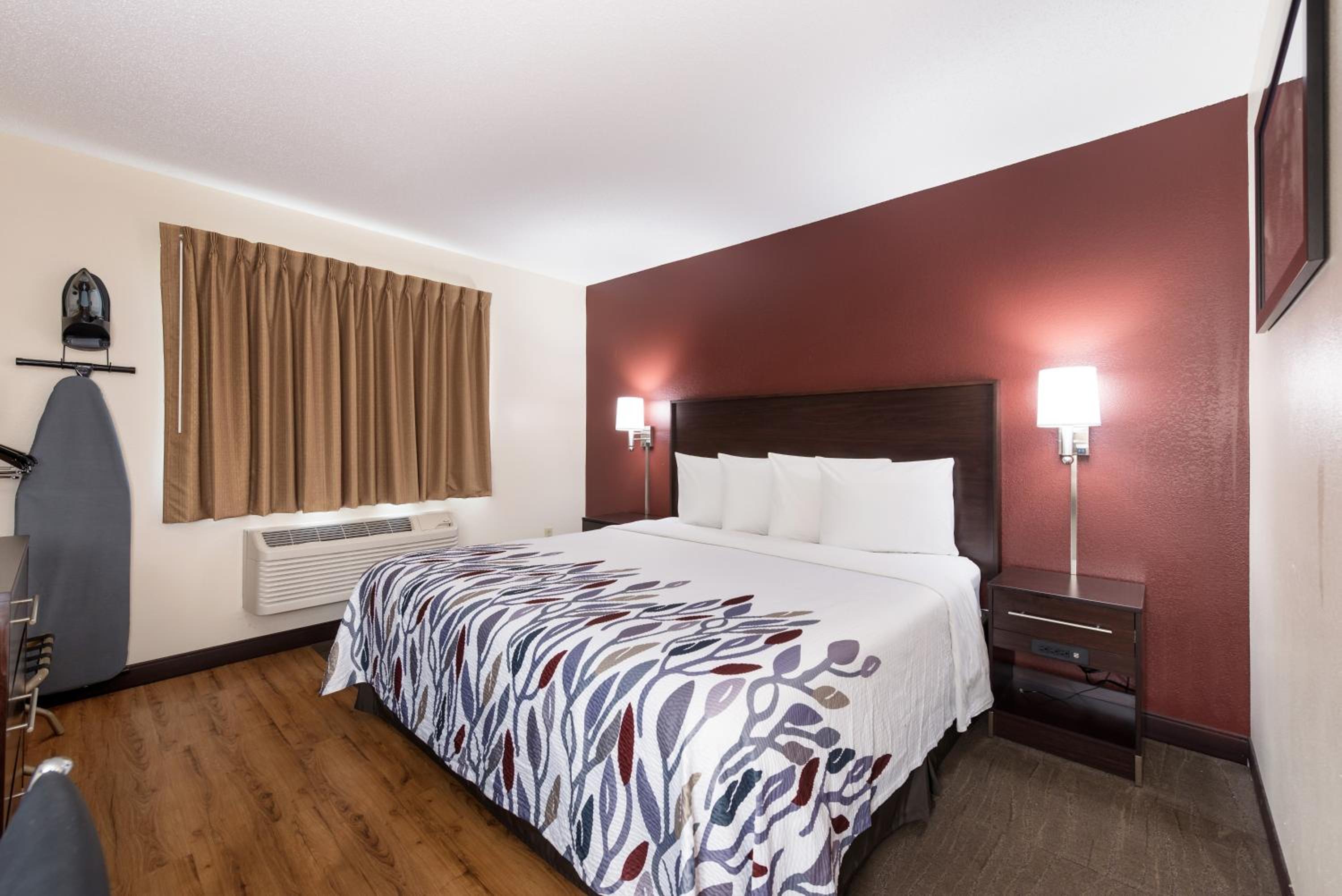 Deluxe King Room Disability Access - Non-Smoking - Photo 1