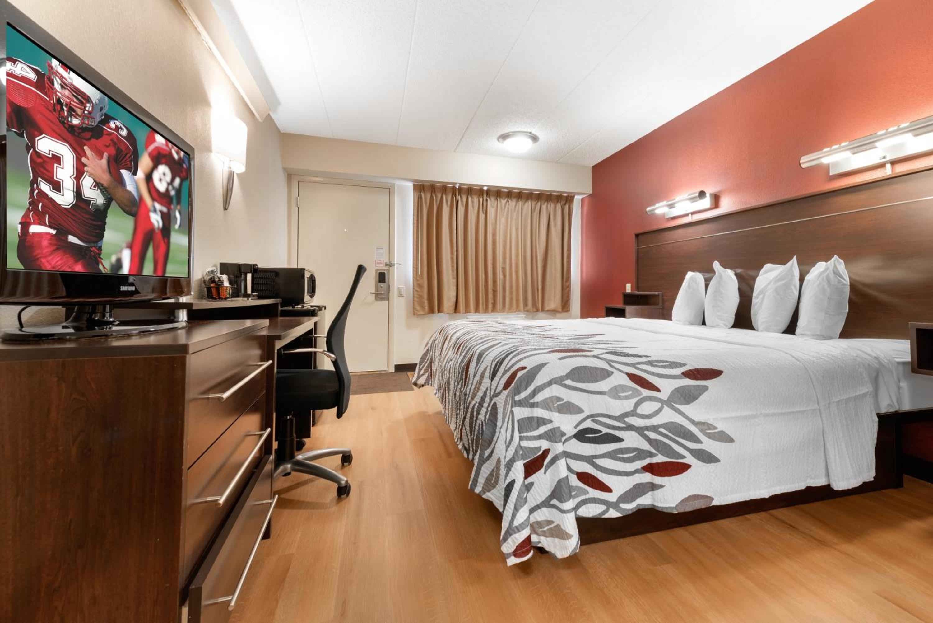 Superior King Room Disability Access Non-Smoking - Photo 6