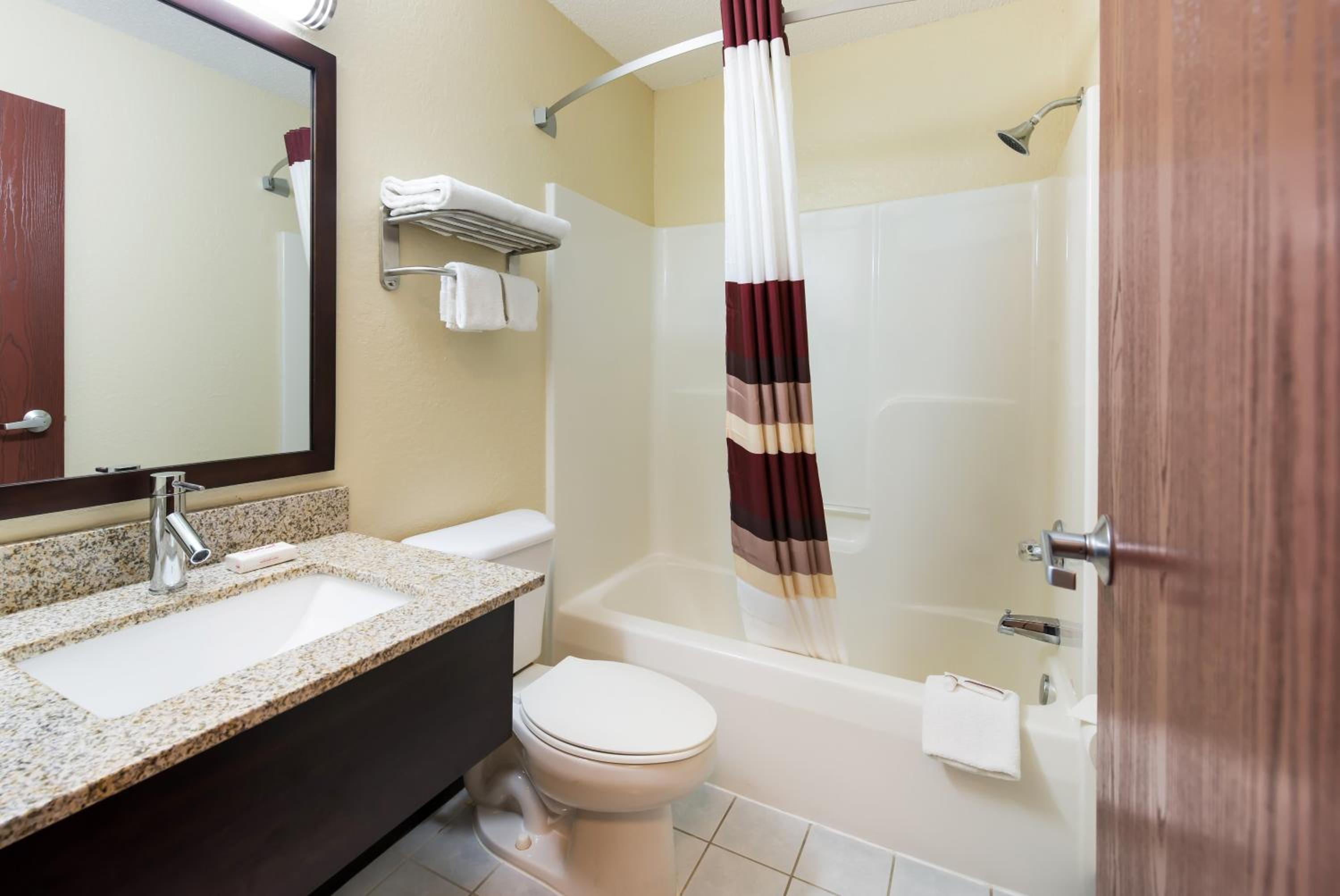 King Suite - Non-Smoking - Photo 4