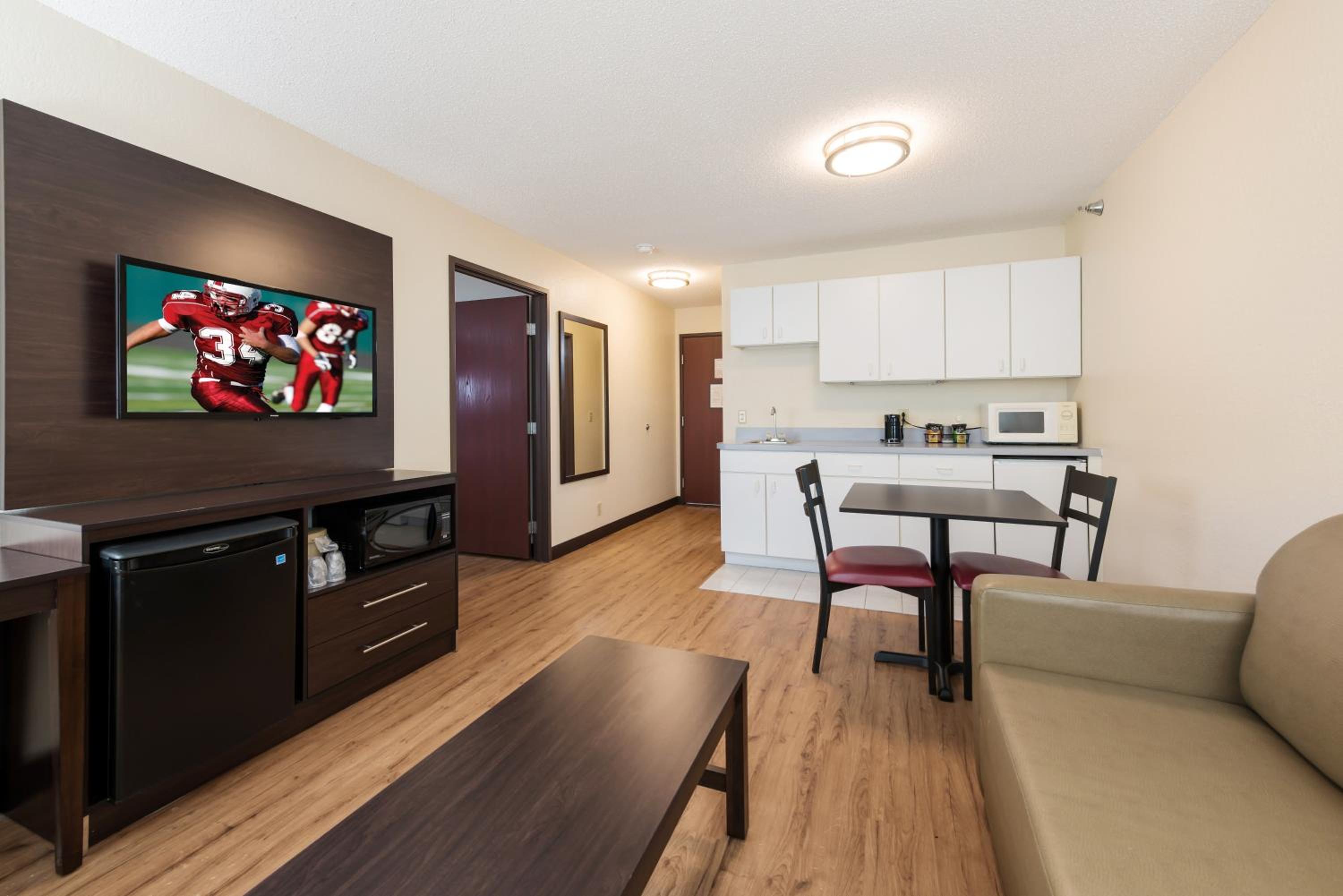 King Suite - Non-Smoking - Photo 2