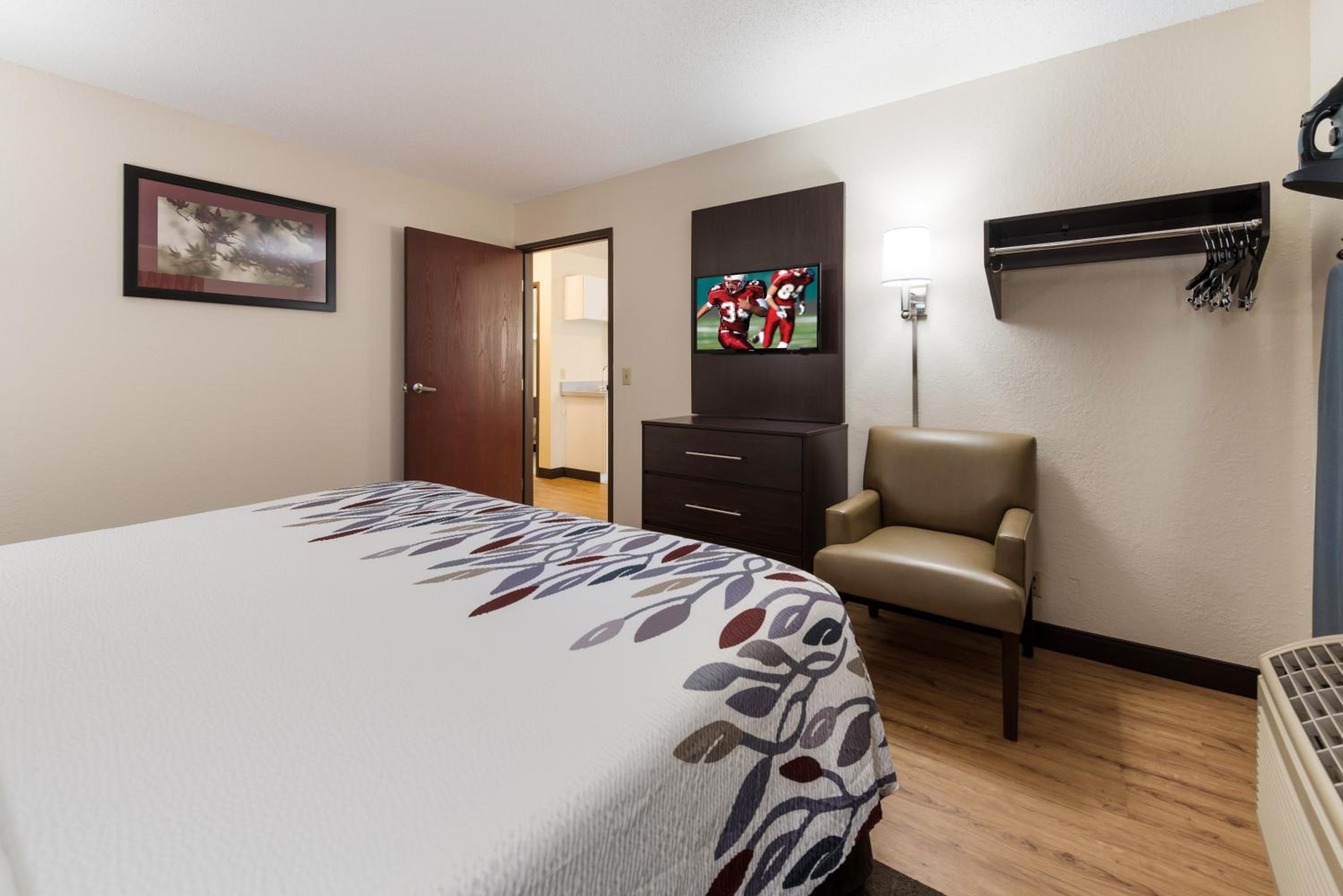 King Suite - Non-Smoking - Photo 3
