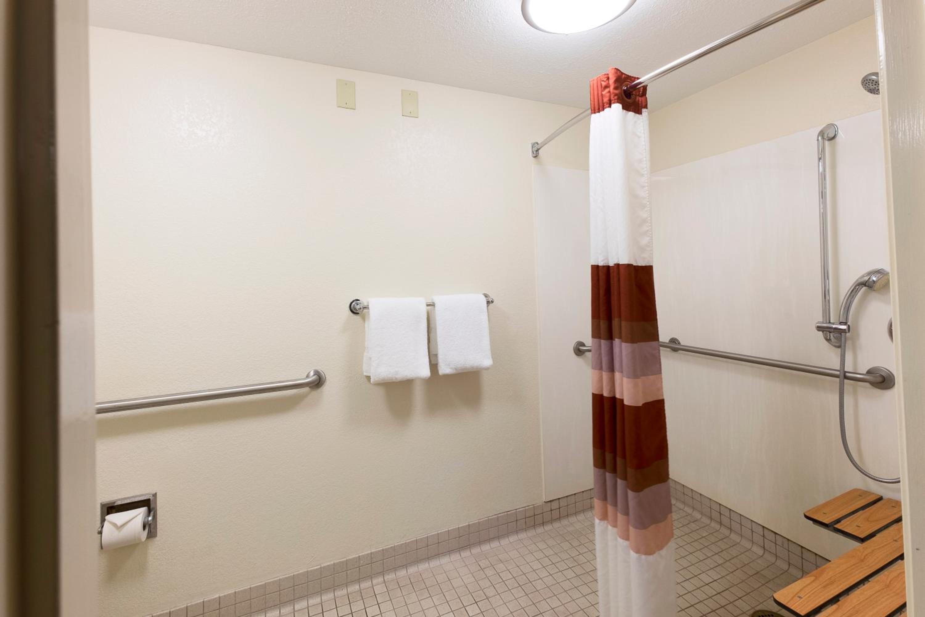 Superior King Room Disability Access Roll-ln Shower Smoke Free - Photo 2