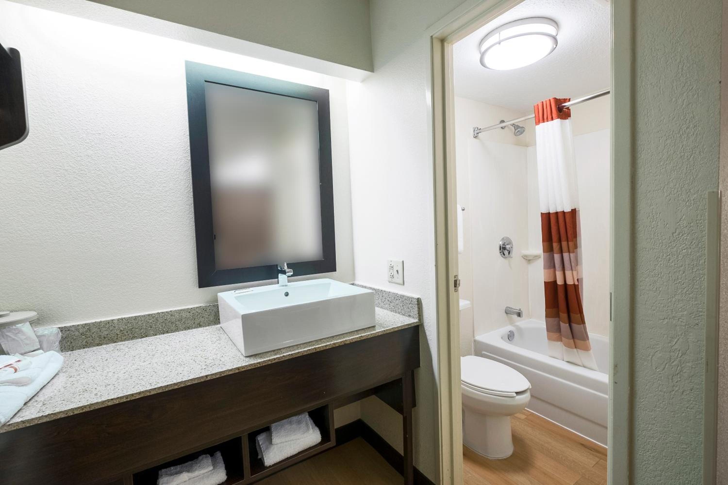 Premium King Room Smoke Free (Upgraded Bedding & Snack) - Photo 4