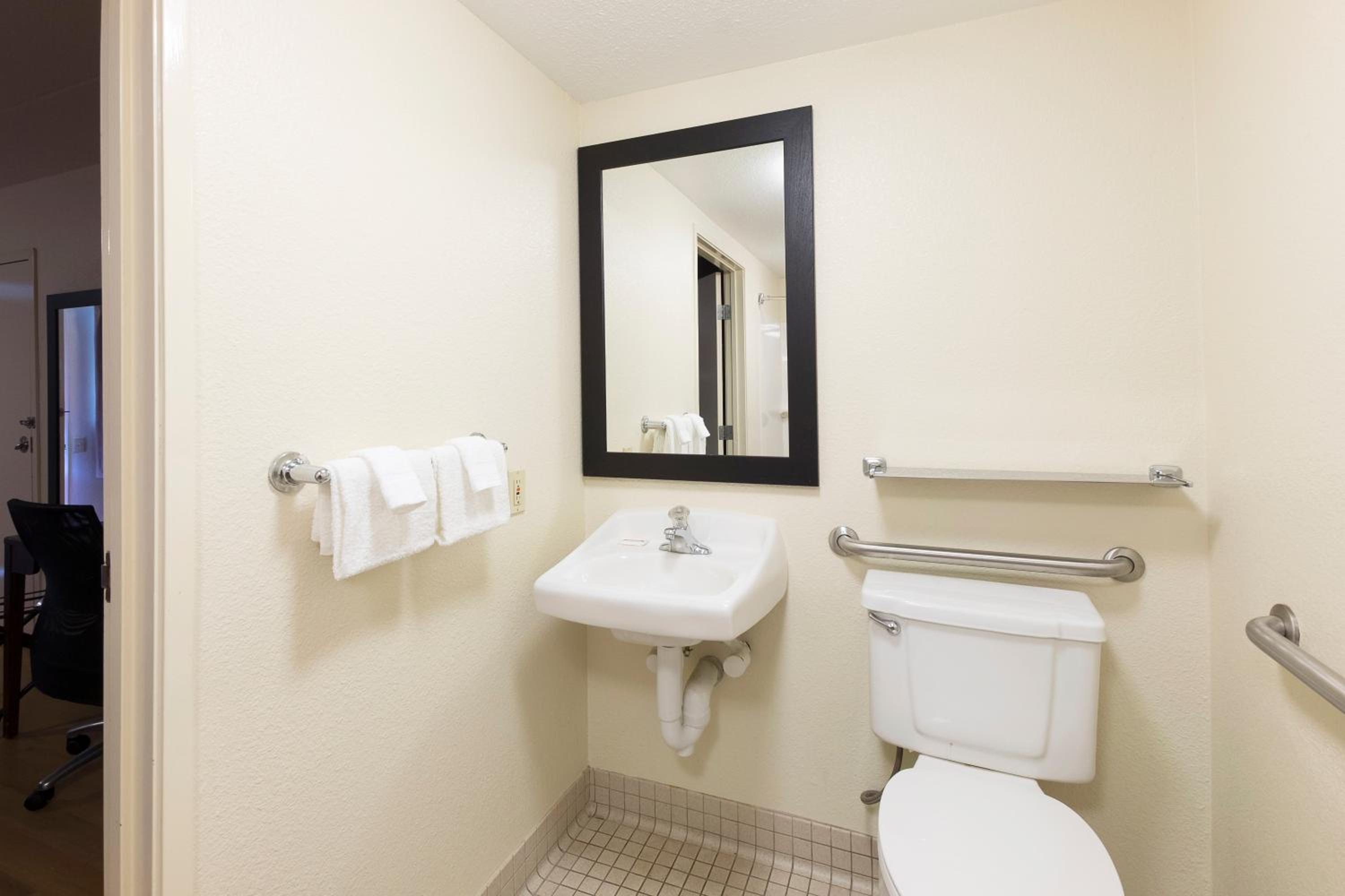 Superior King Room Disability Access Roll-ln Shower Smoke Free - Photo 4