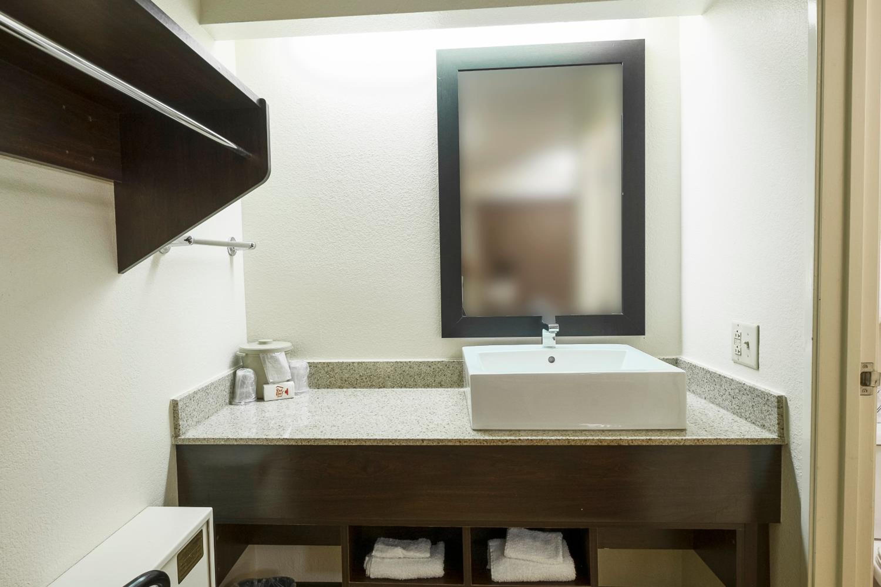 Premium King Room Smoke Free (Upgraded Bedding & Snack) - Photo 3