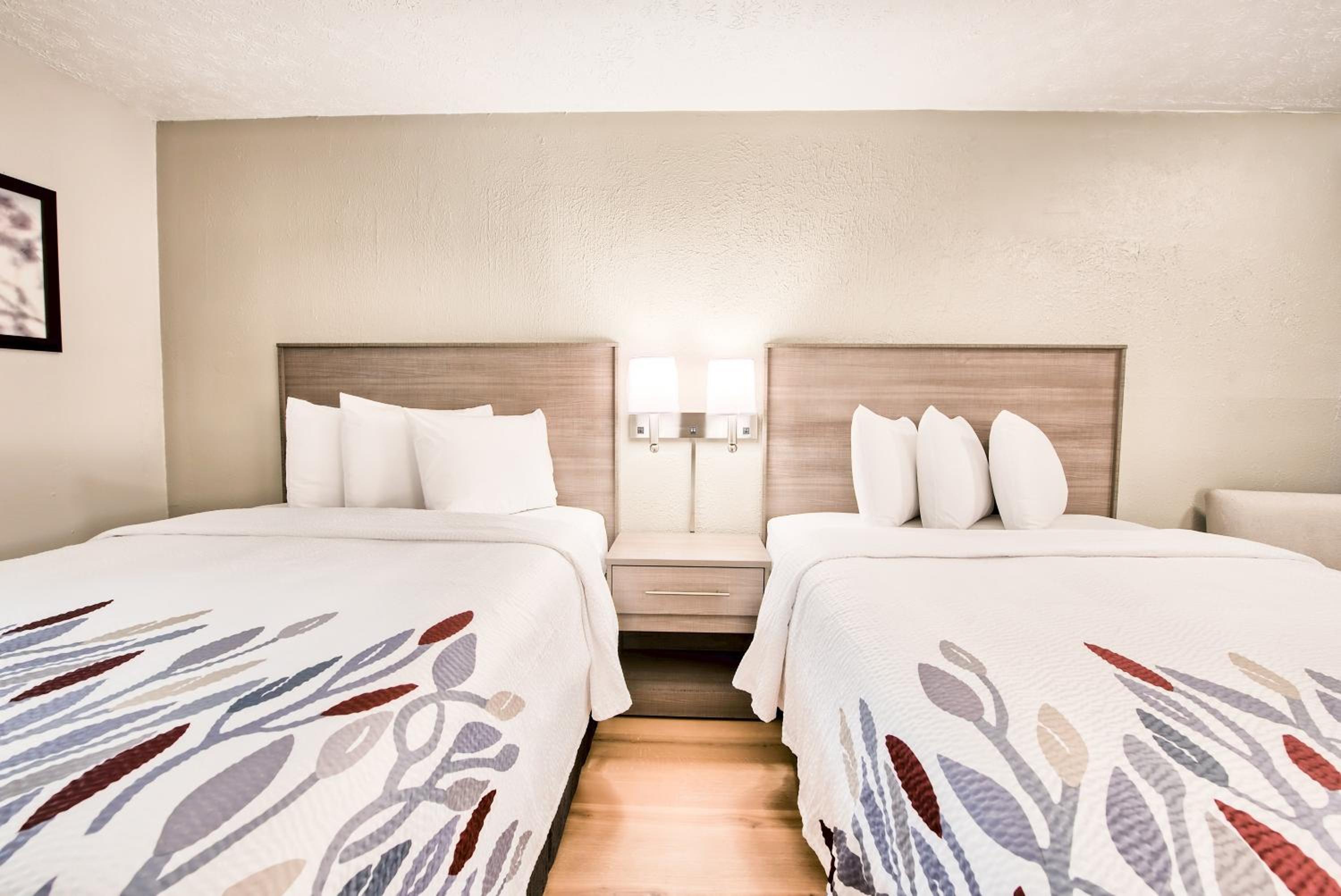 Standard Room with Two Queen Beds Smoke Free - Photo 4