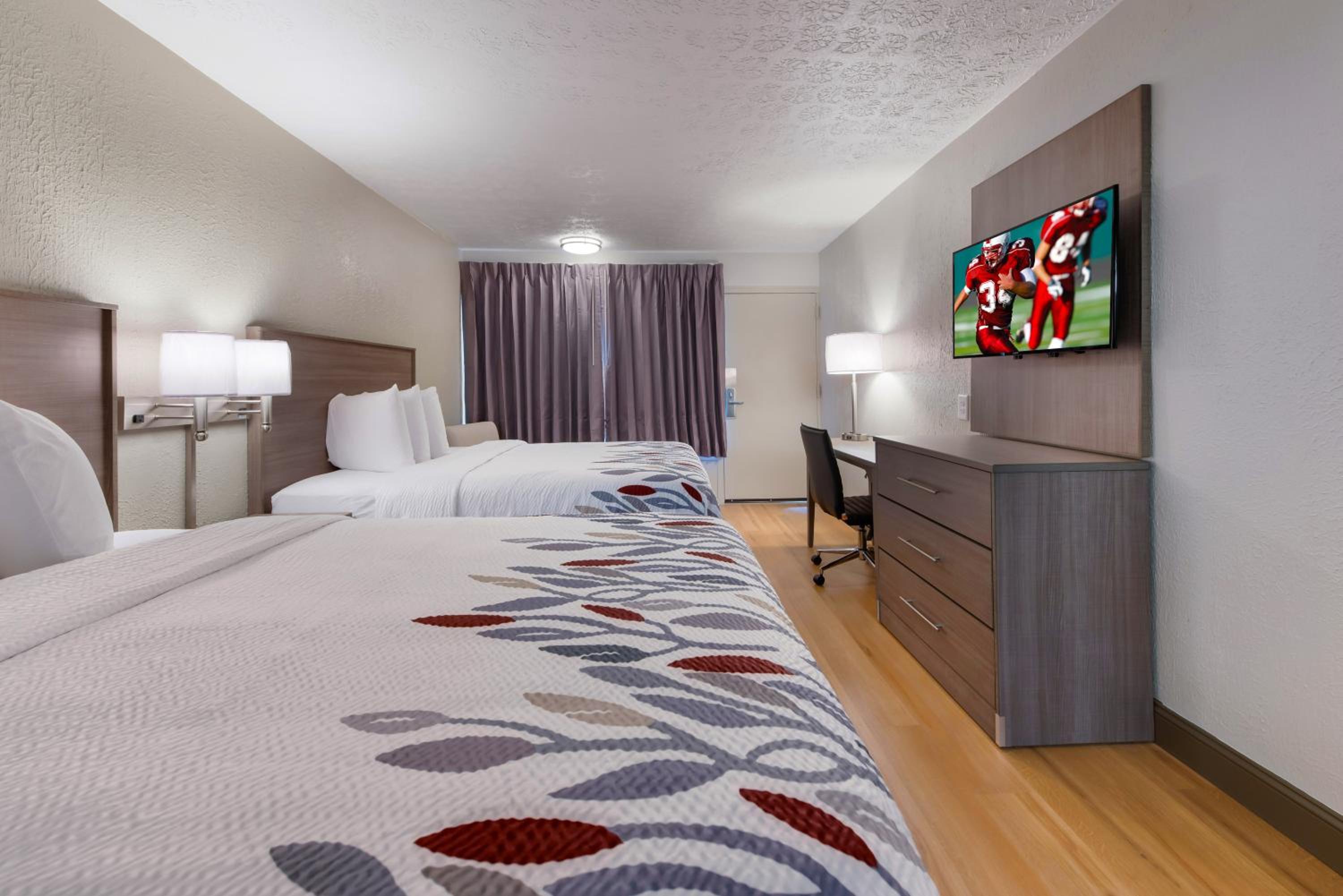 Standard Room with Two Queen Beds Smoke Free - Photo 3