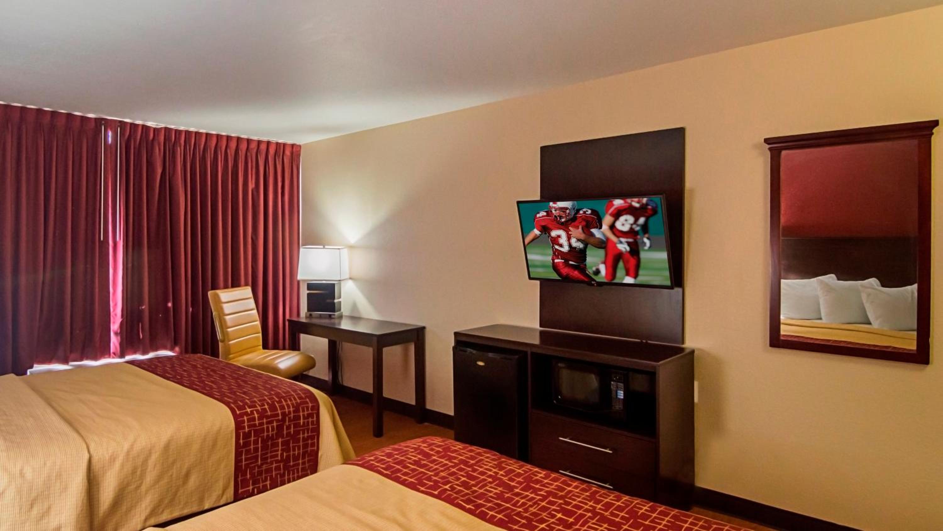 Deluxe Queen Room with Two Queen Beds - Smoking photo 2