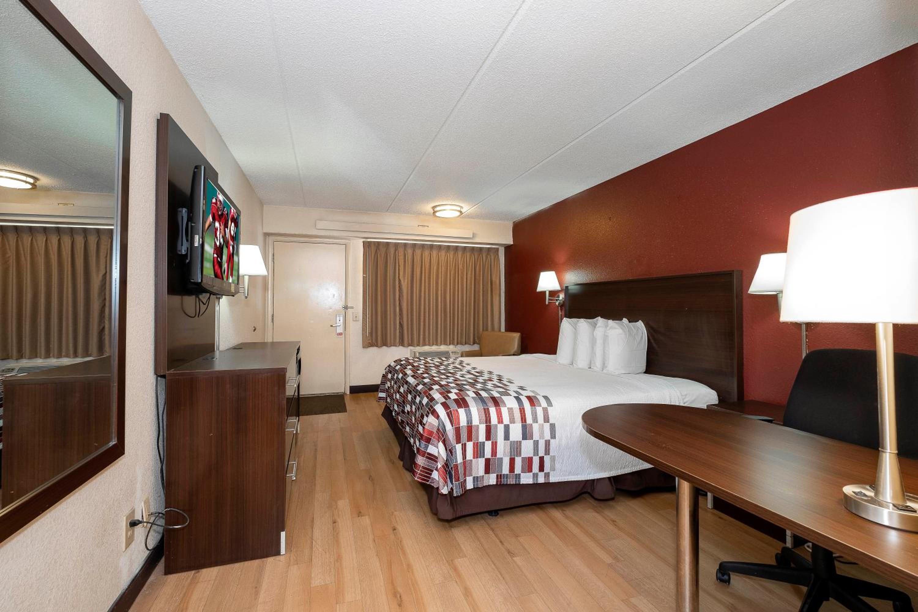 King Room - Non-Smoking - Photo 6