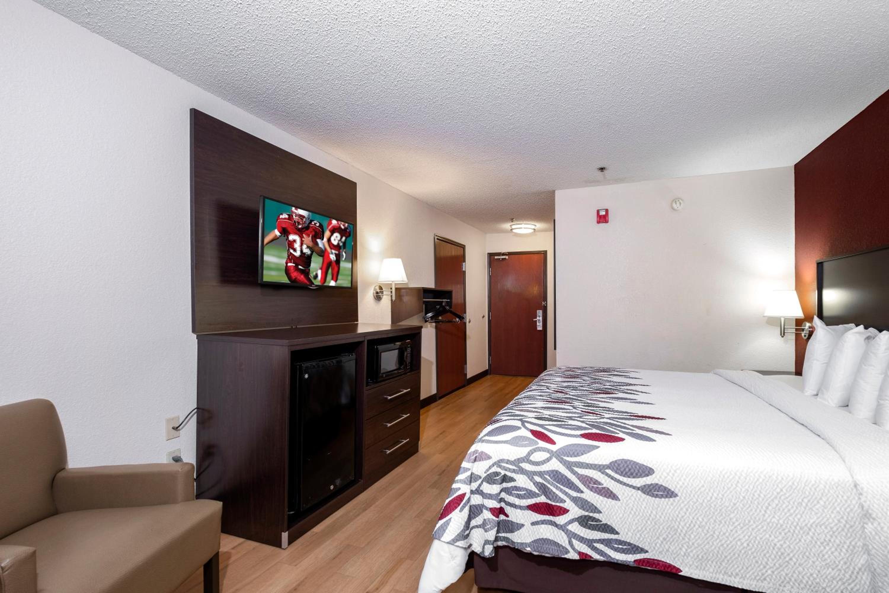 Deluxe King Room Disability Access Smoke Free - Photo 3