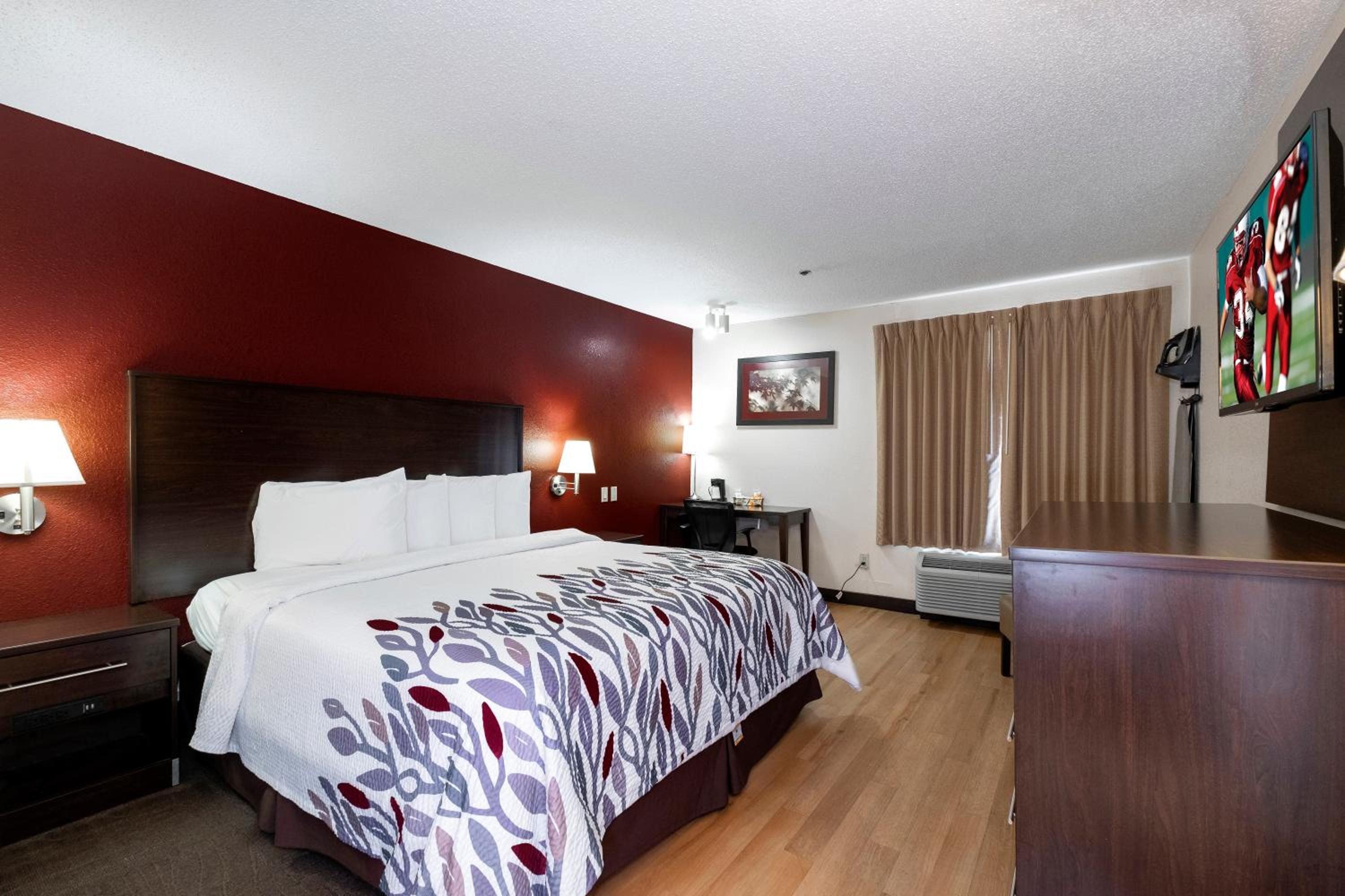 Deluxe King Room Disability Access Smoke Free - Photo 1