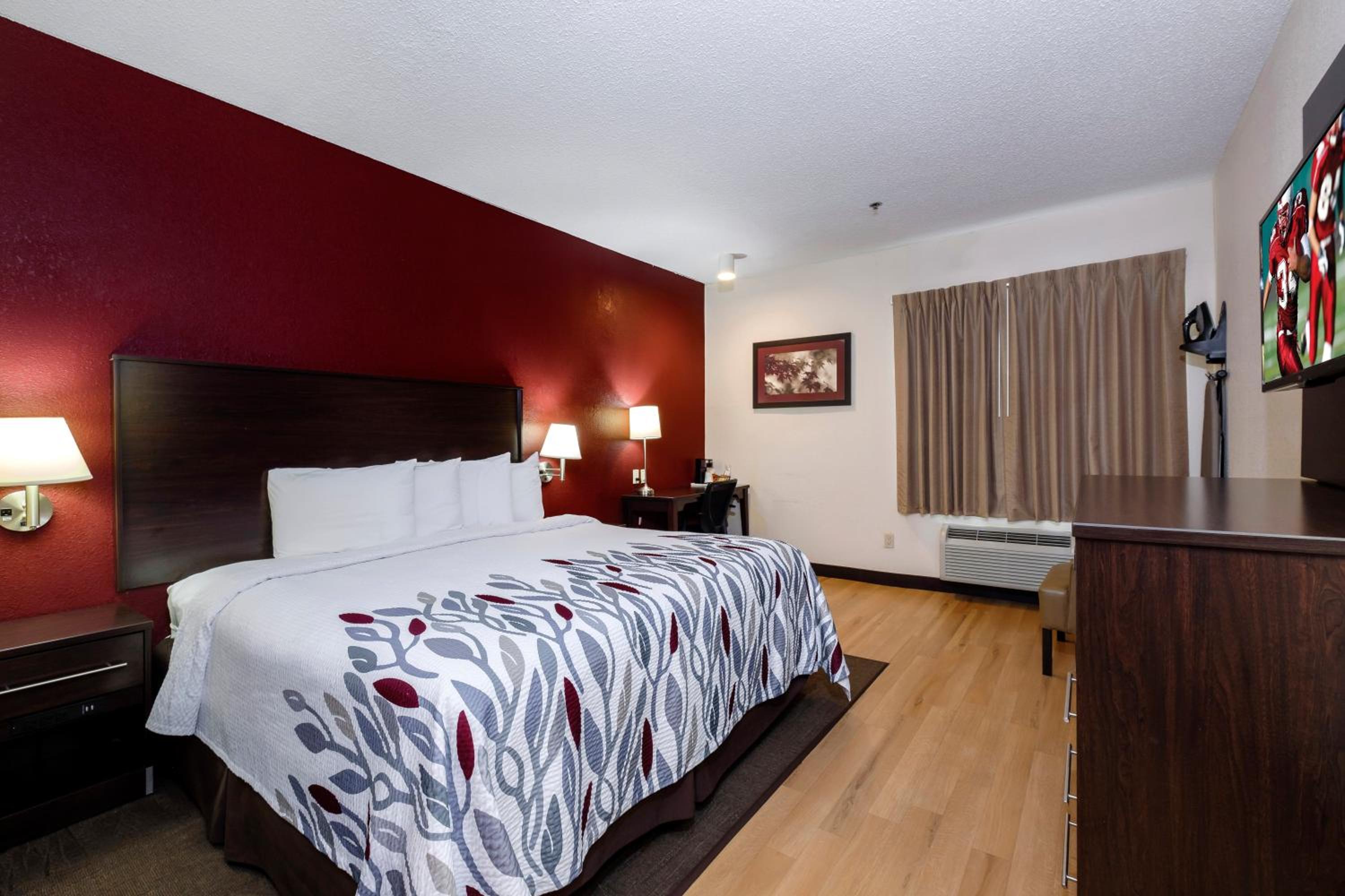 Superior King Room Disability Access Smoke Free - Photo 1