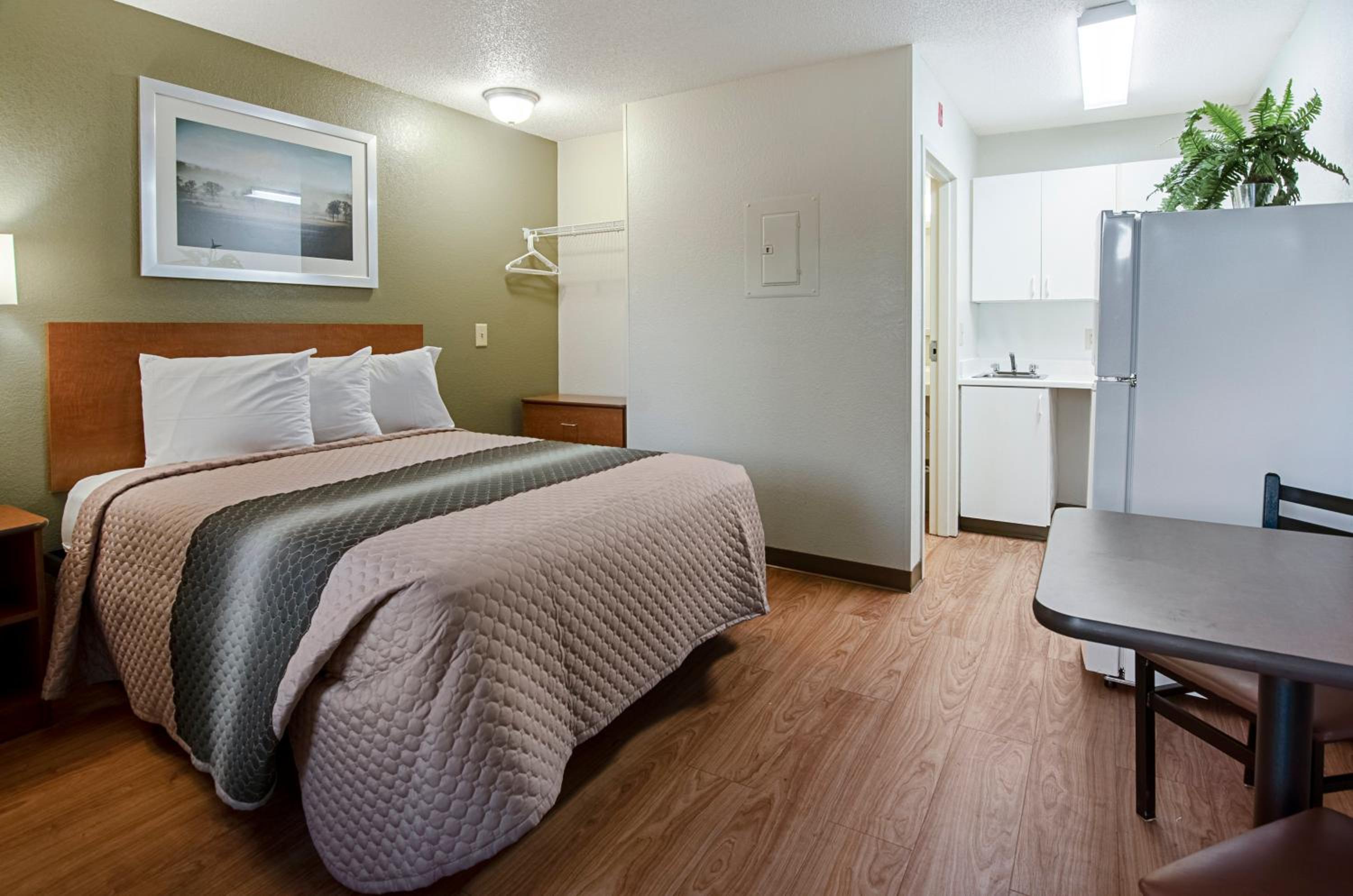 Studio Room Queen Bed Disability Access Non-Smoking      photo 3