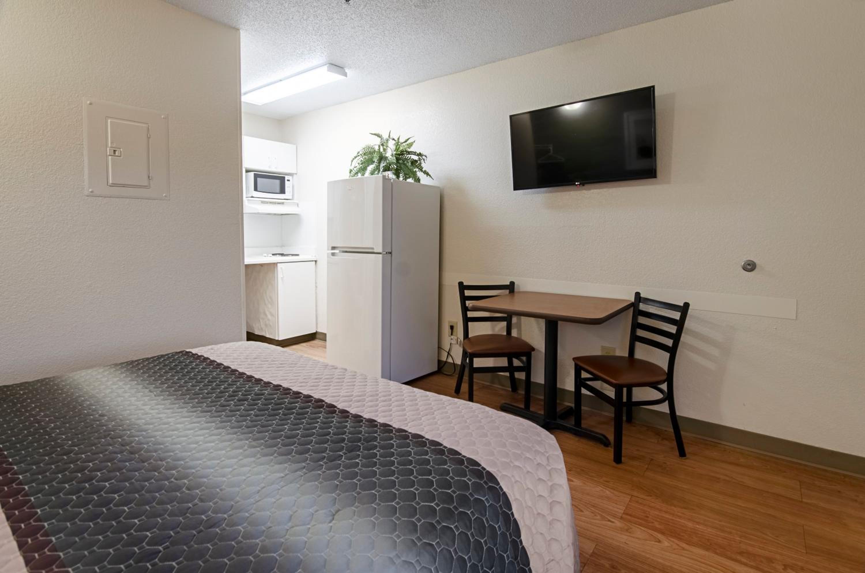 Studio Room Queen Bed Disability Access Non-Smoking      photo 2