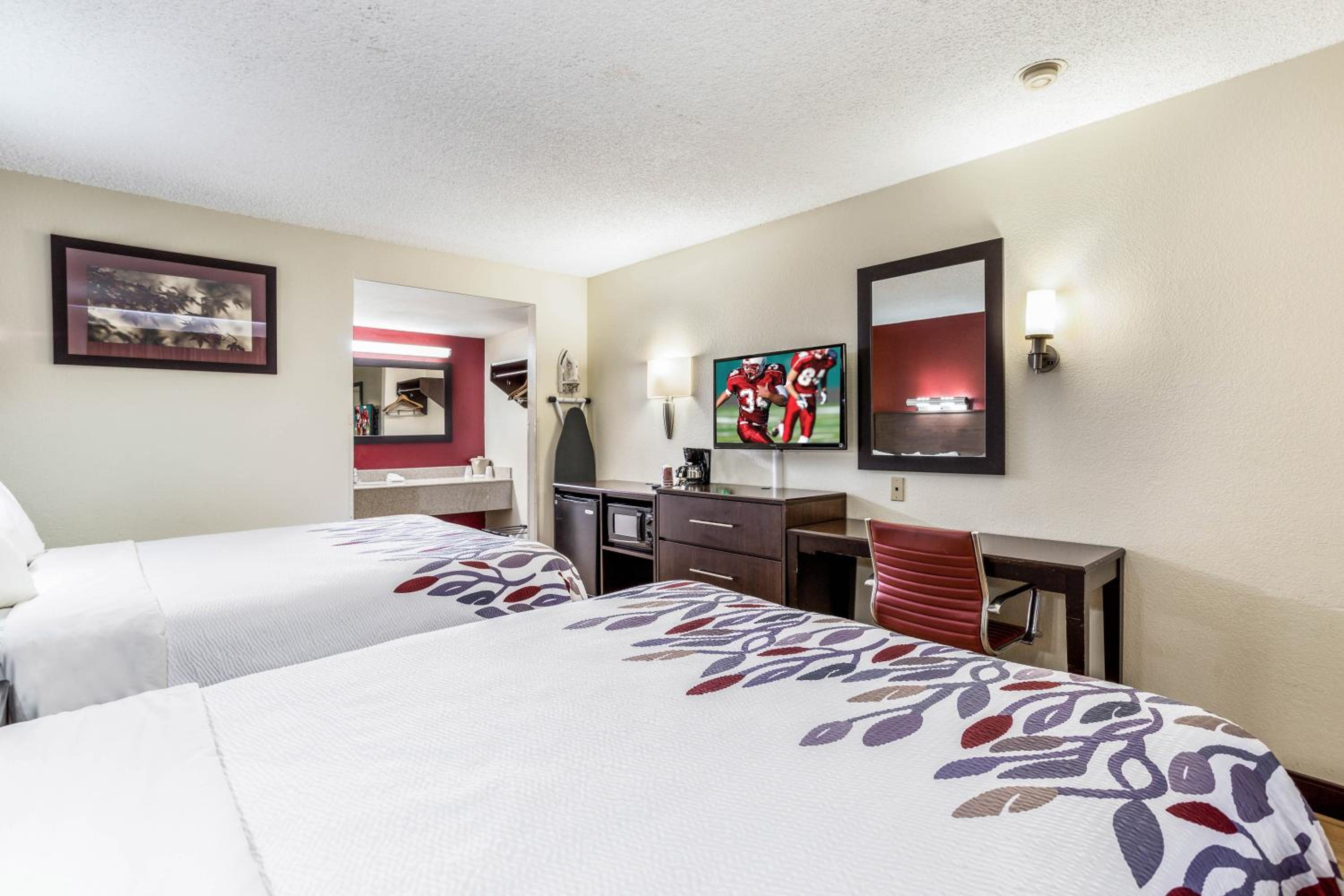 Deluxe Room with Two Queen Beds Smoke Free photo 3