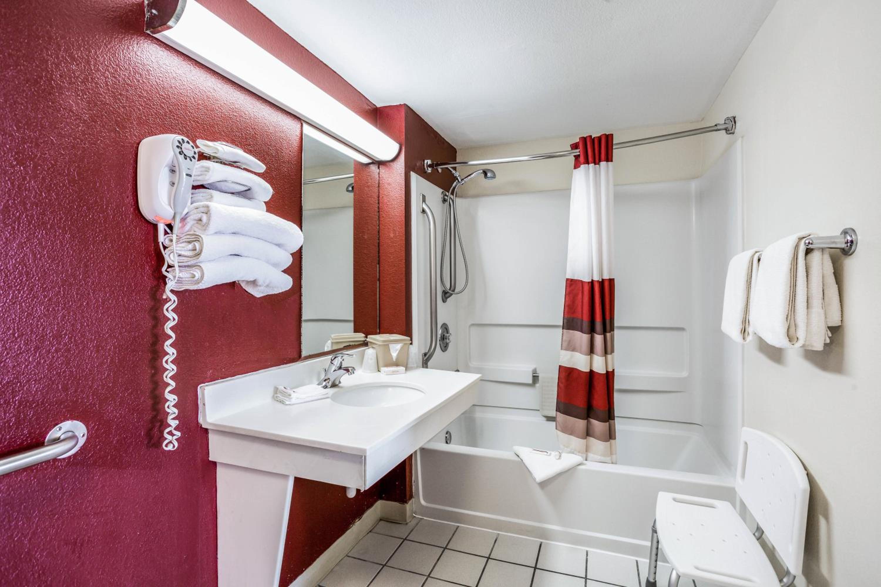 Deluxe Queen Room Disability Access Smoke Free photo 2