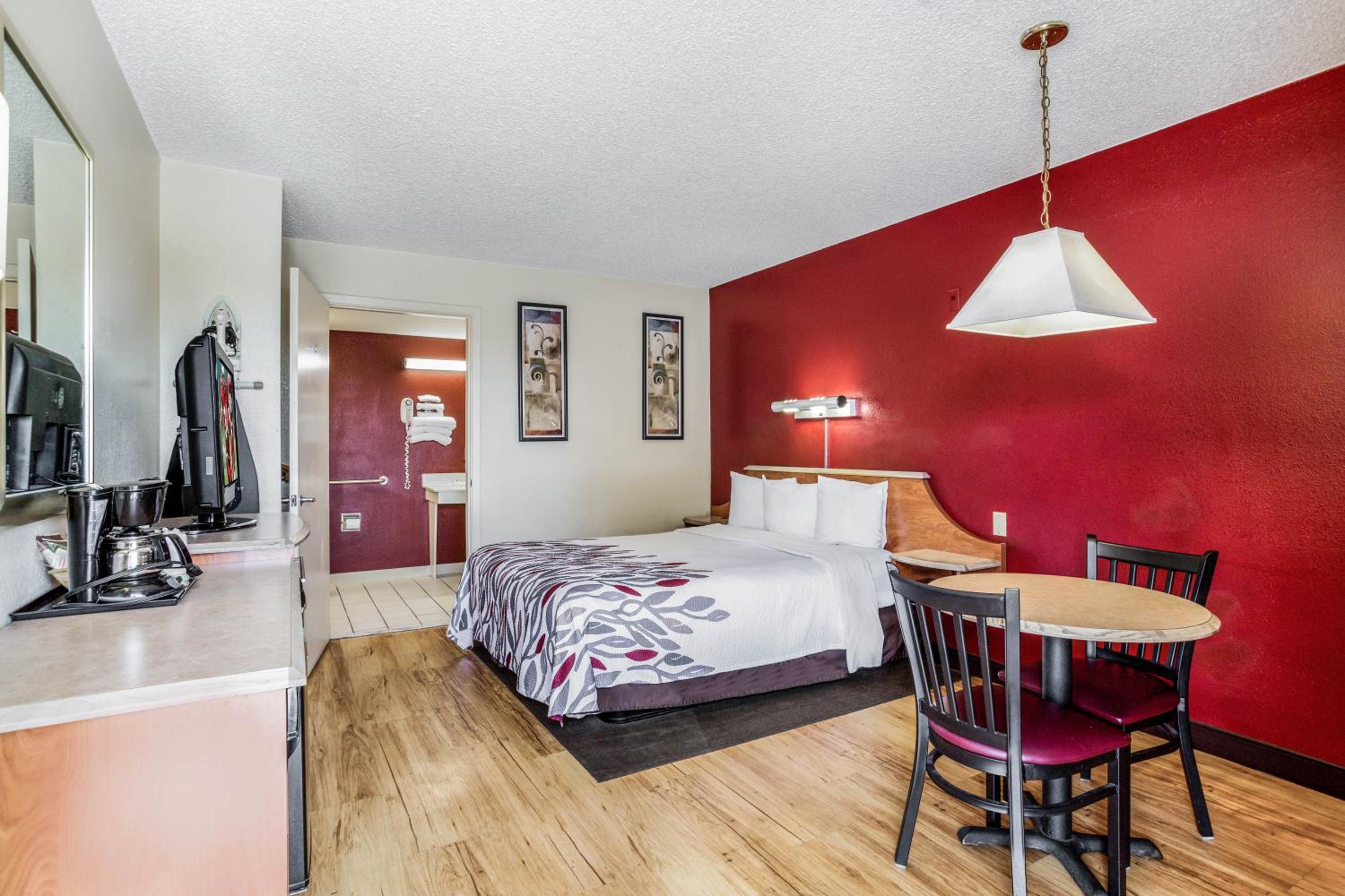 Deluxe Queen Room Disability Access Smoke Free photo 3