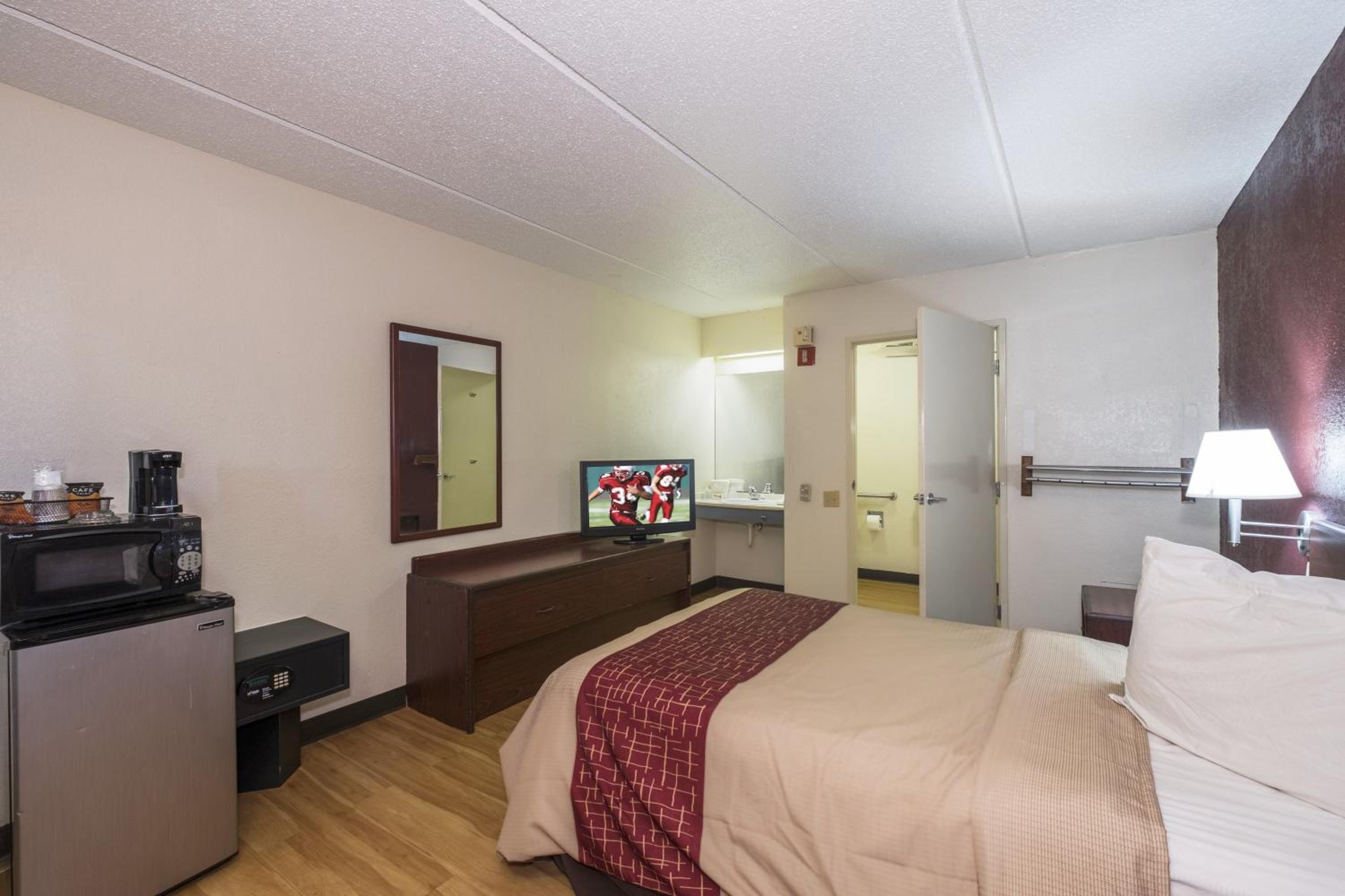Deluxe Room with One Queen Bed Disability Access Roll-In Shower Non-Smoking - Photo 5