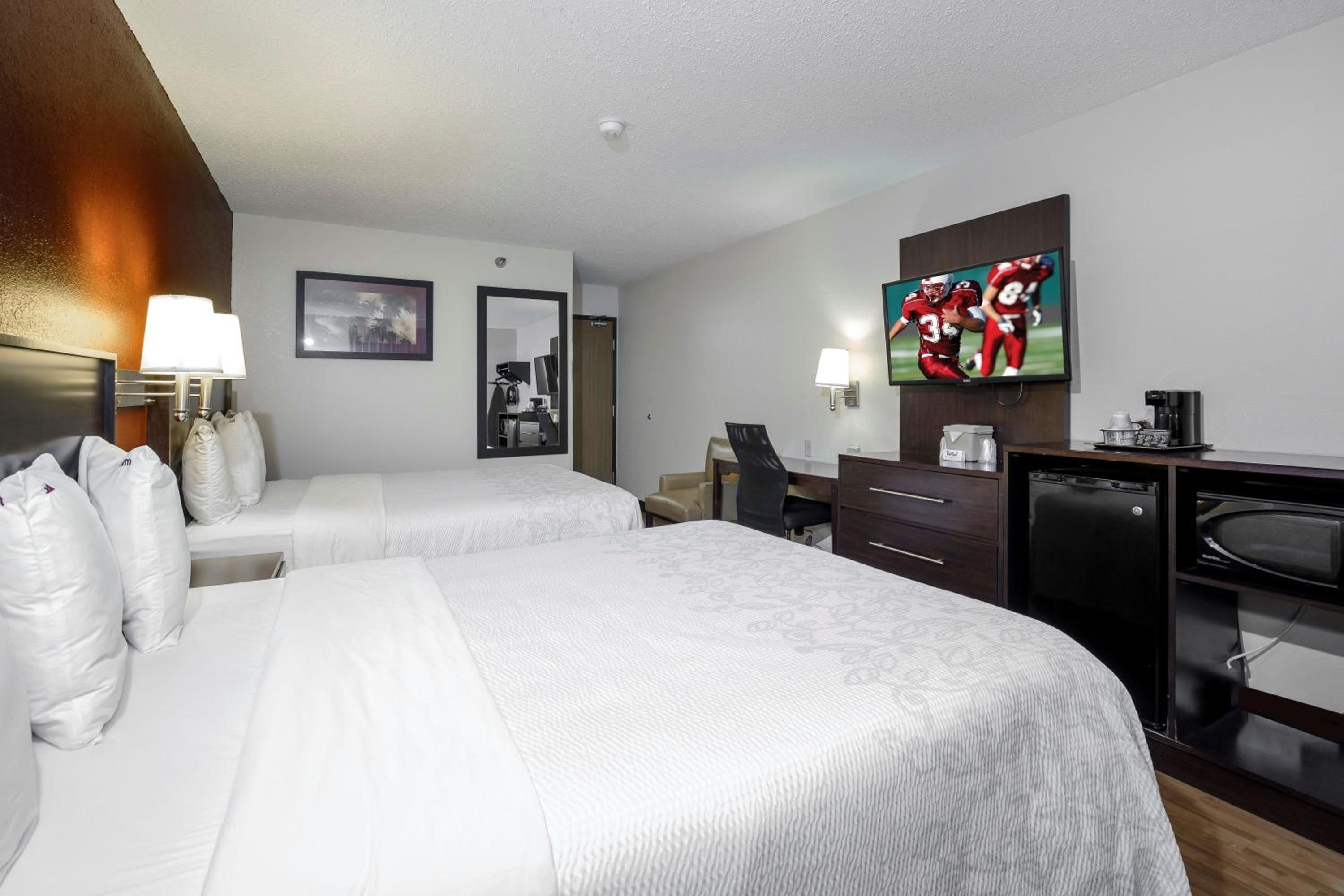 Deluxe Room with Two Queen Beds Smoke Free - Photo 2