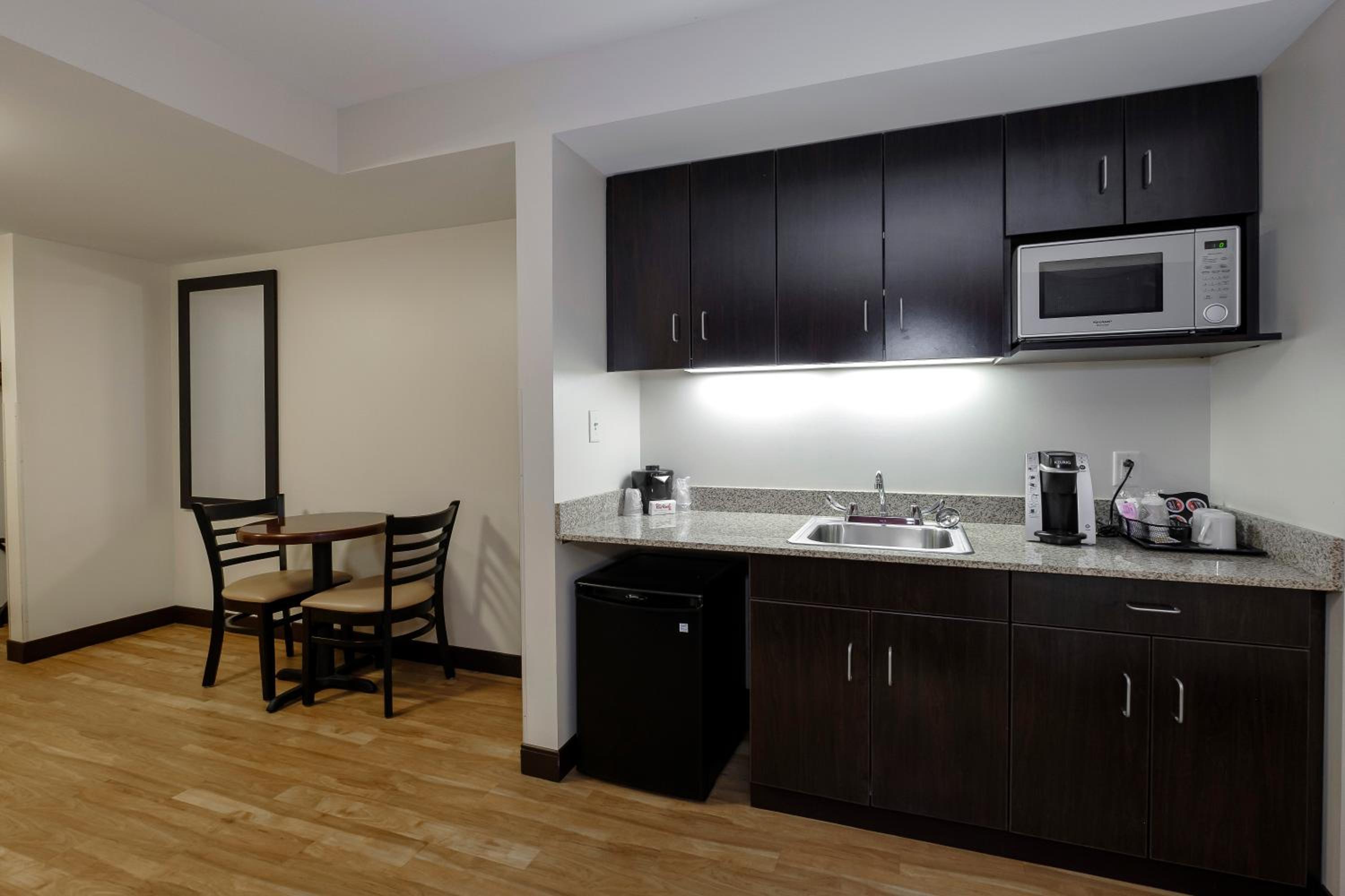 Suite with Two Queen Beds with Kitchenette and Sofabed Disability Access Smoke Free photo 2