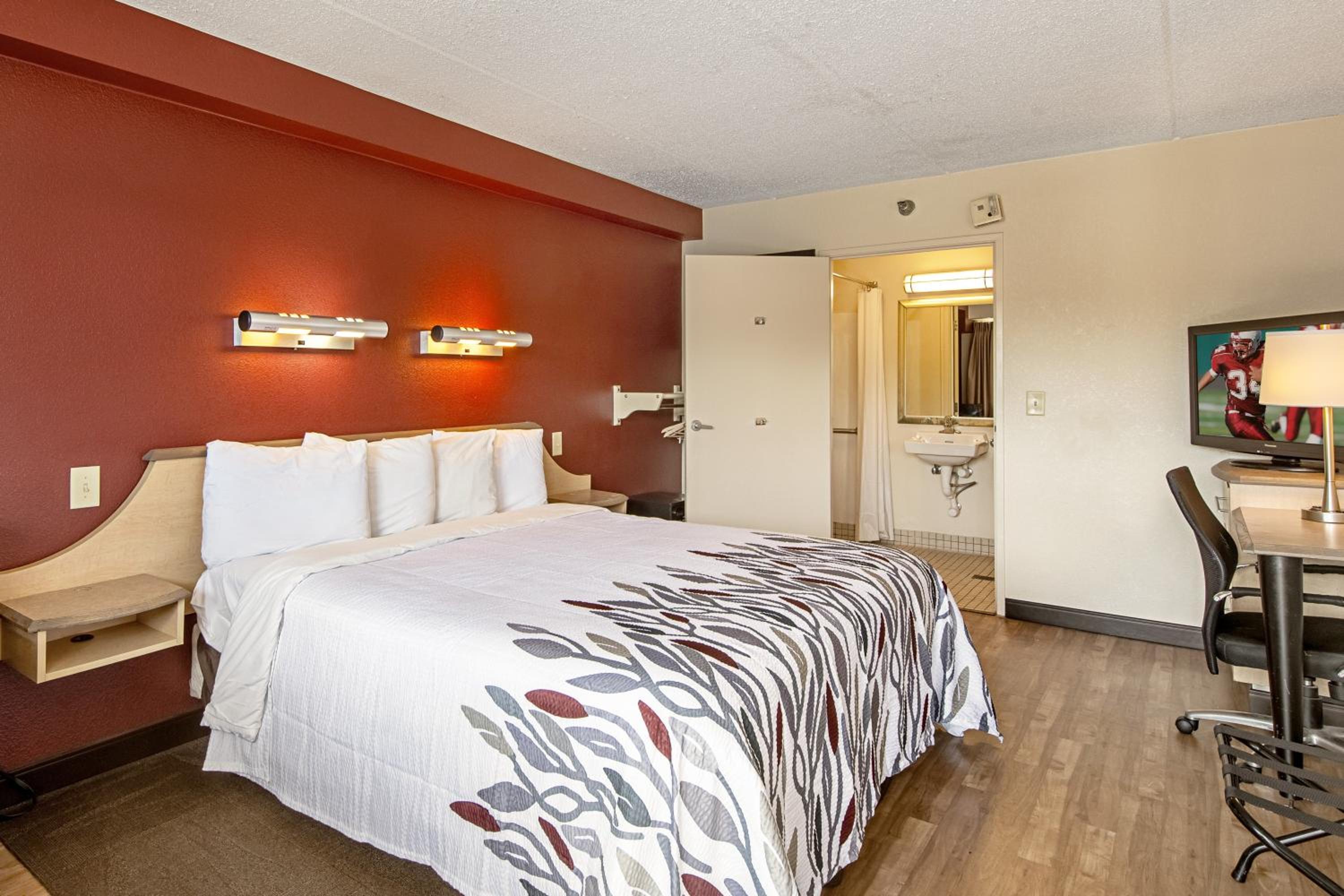 Standard King Room - Smoke Free photo 3