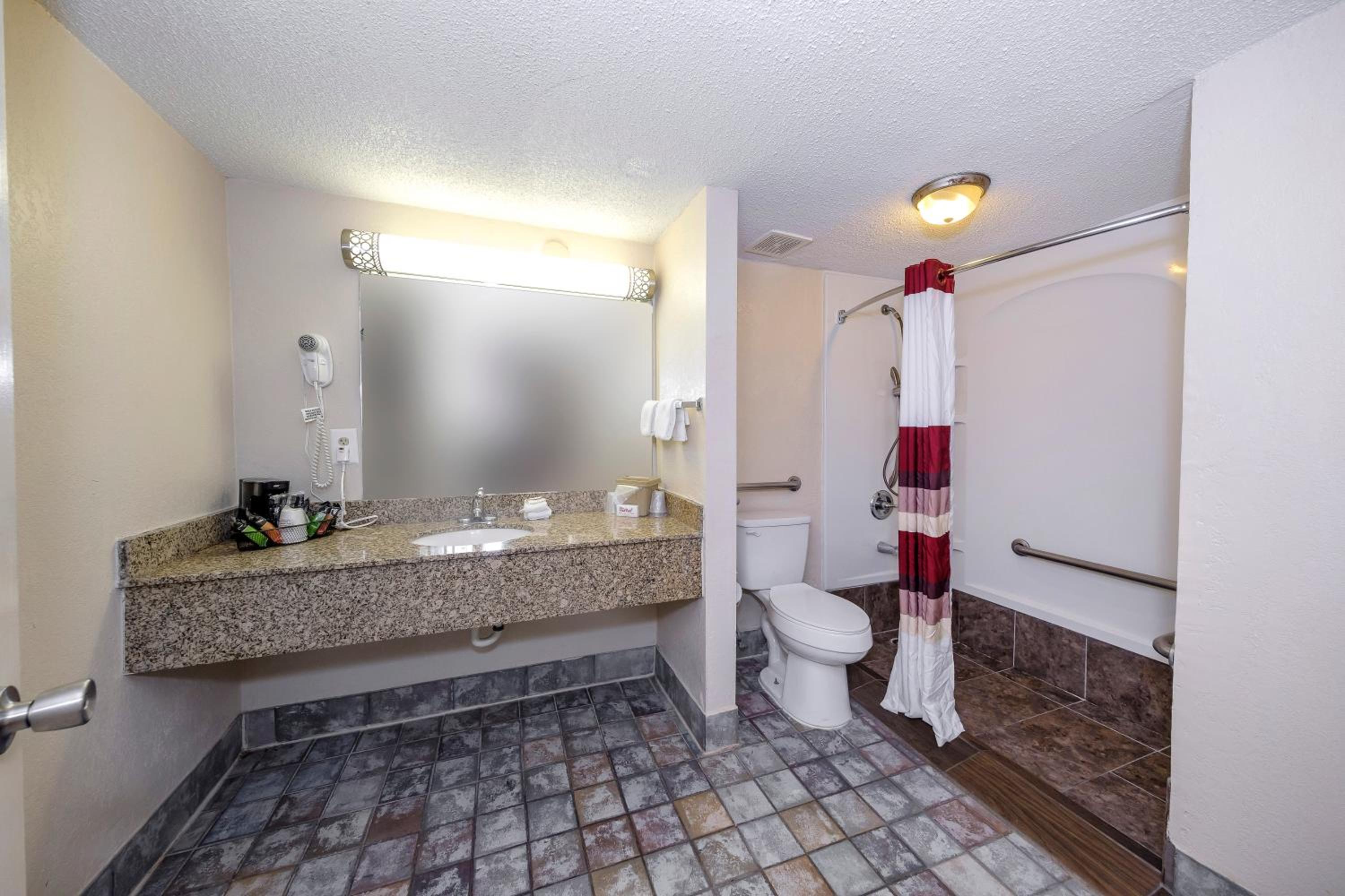 Deluxe King Room - Disability Access/Roll-in Shower Non-Smoking photo 3