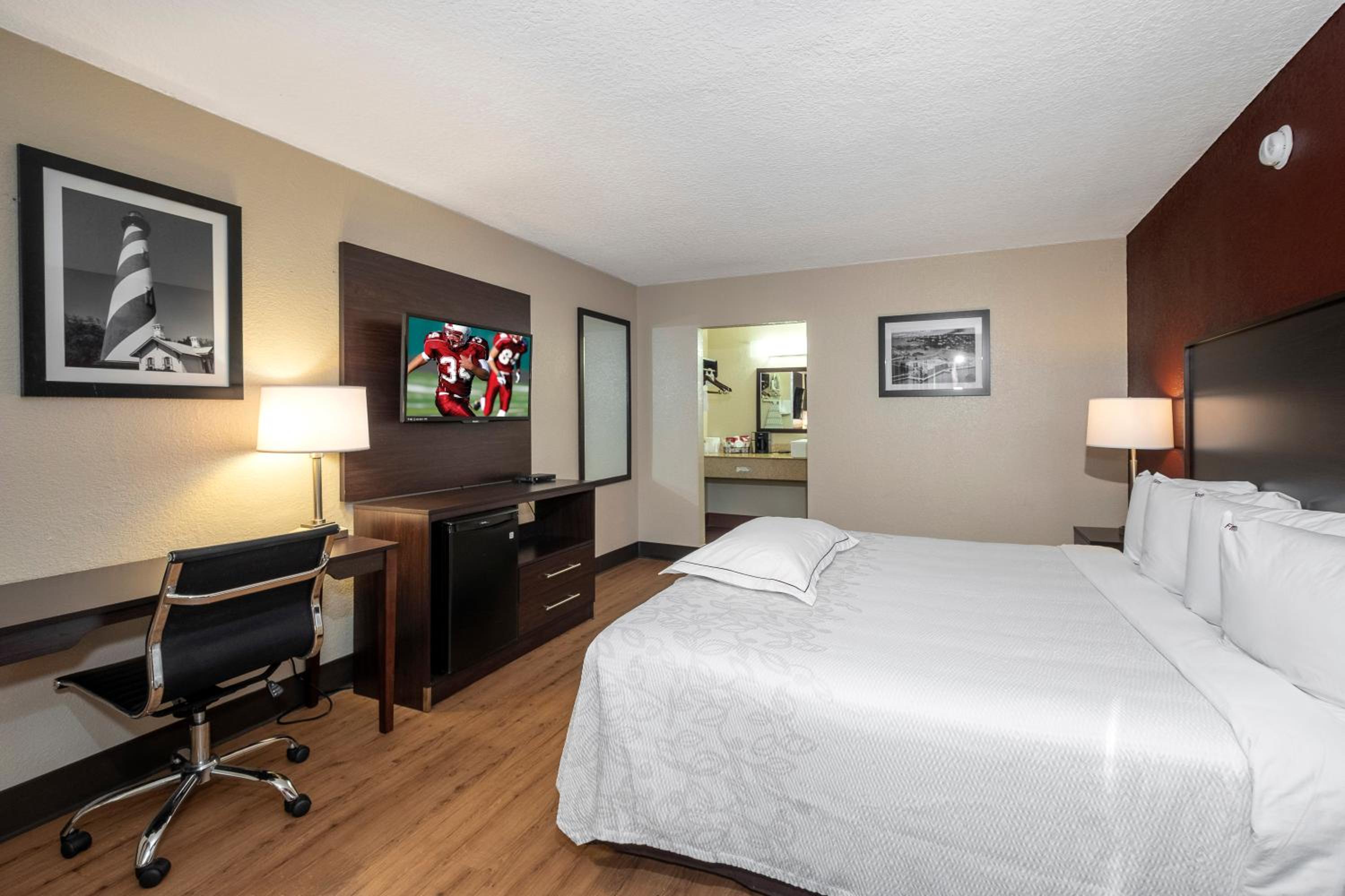 Premium King Room Smoke Free (Upgraded Bedding and Snack Box) - Photo 3