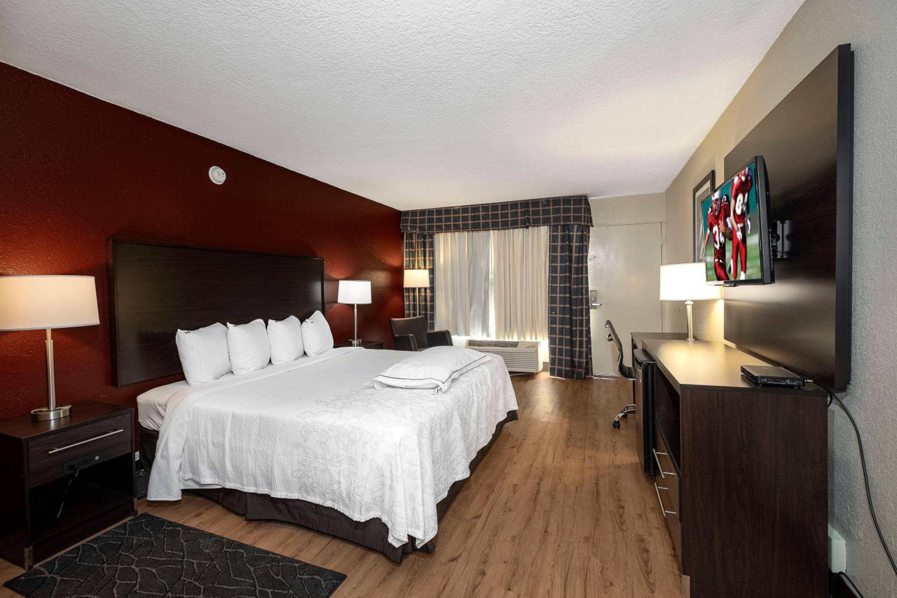 Premium King Room Smoke Free (Upgraded Bedding and Snack Box) - Photo 7