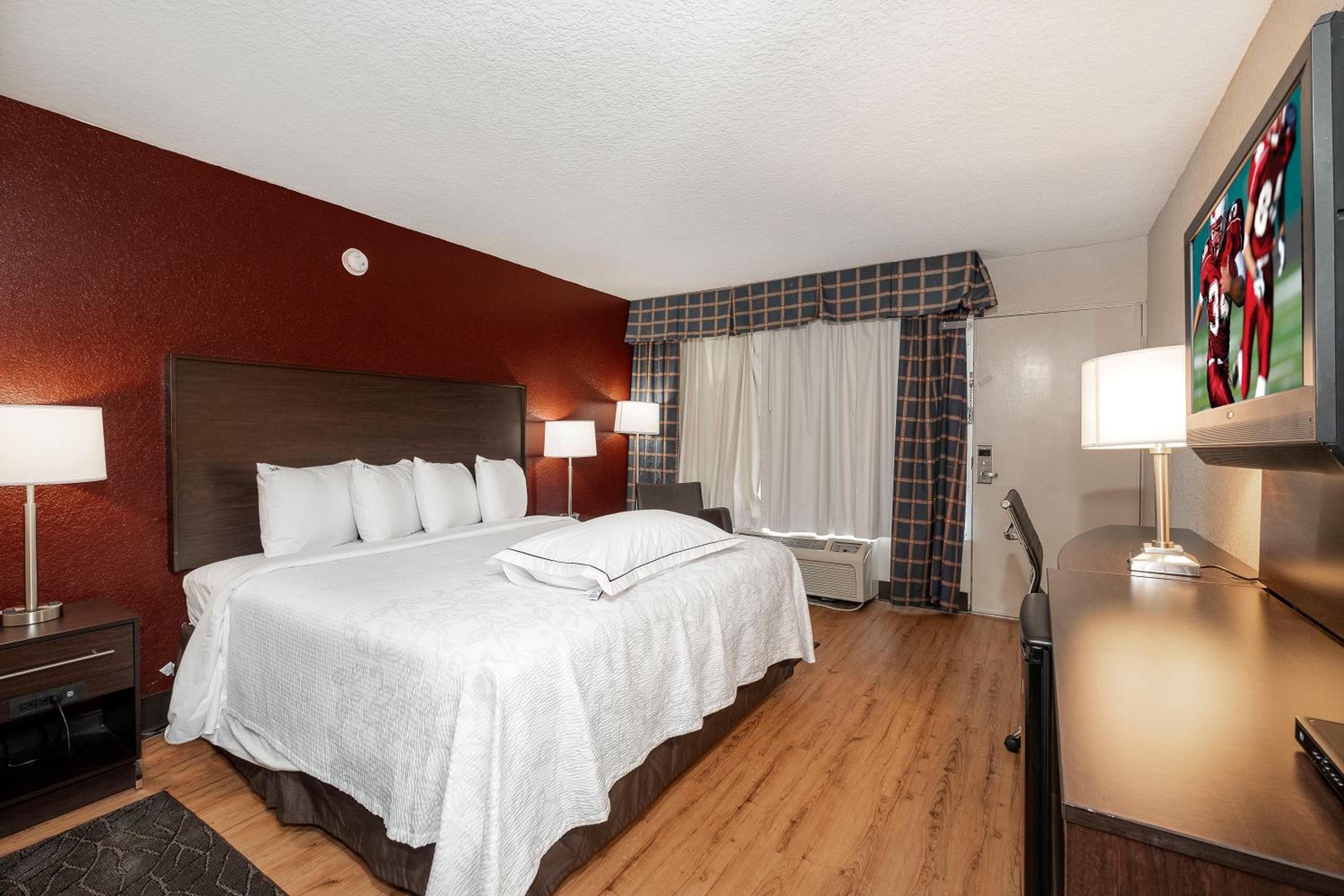 Premium King Room Smoke Free (Upgraded Bedding and Snack Box) - Photo 1