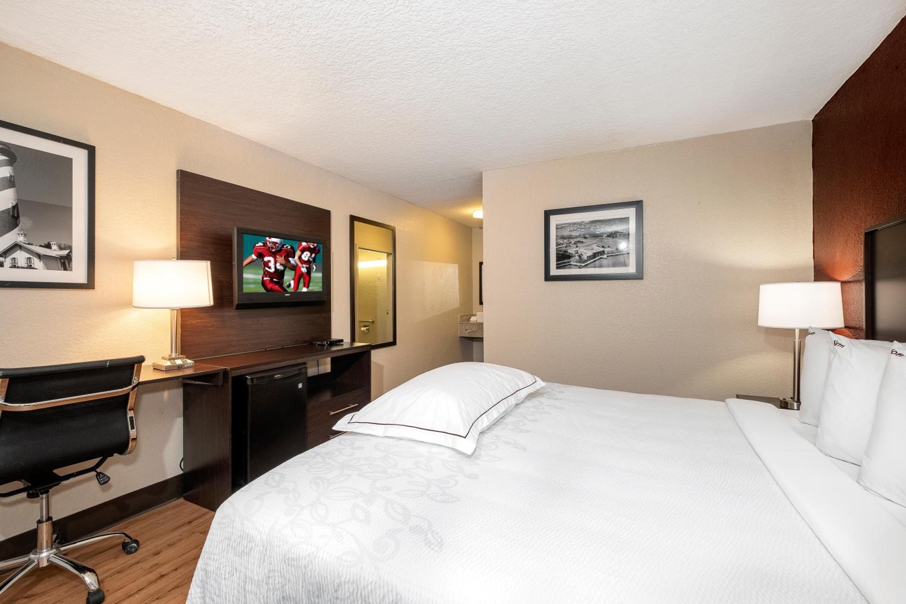 Premium King Room Smoke Free (Upgraded Bedding and Snack Box) - Photo 2