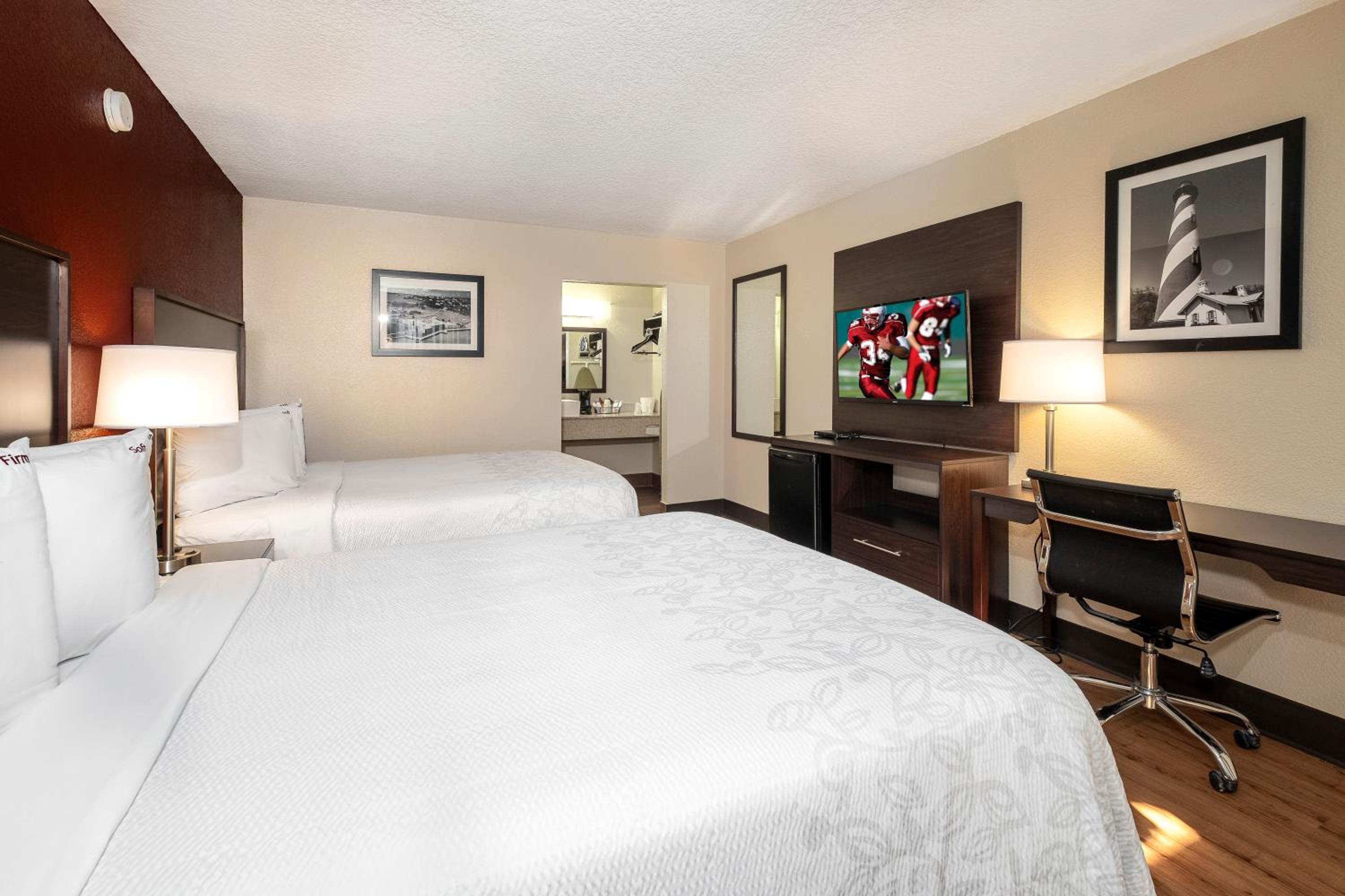 Standard Room with Two Queen Beds Smoke Free - Photo 4