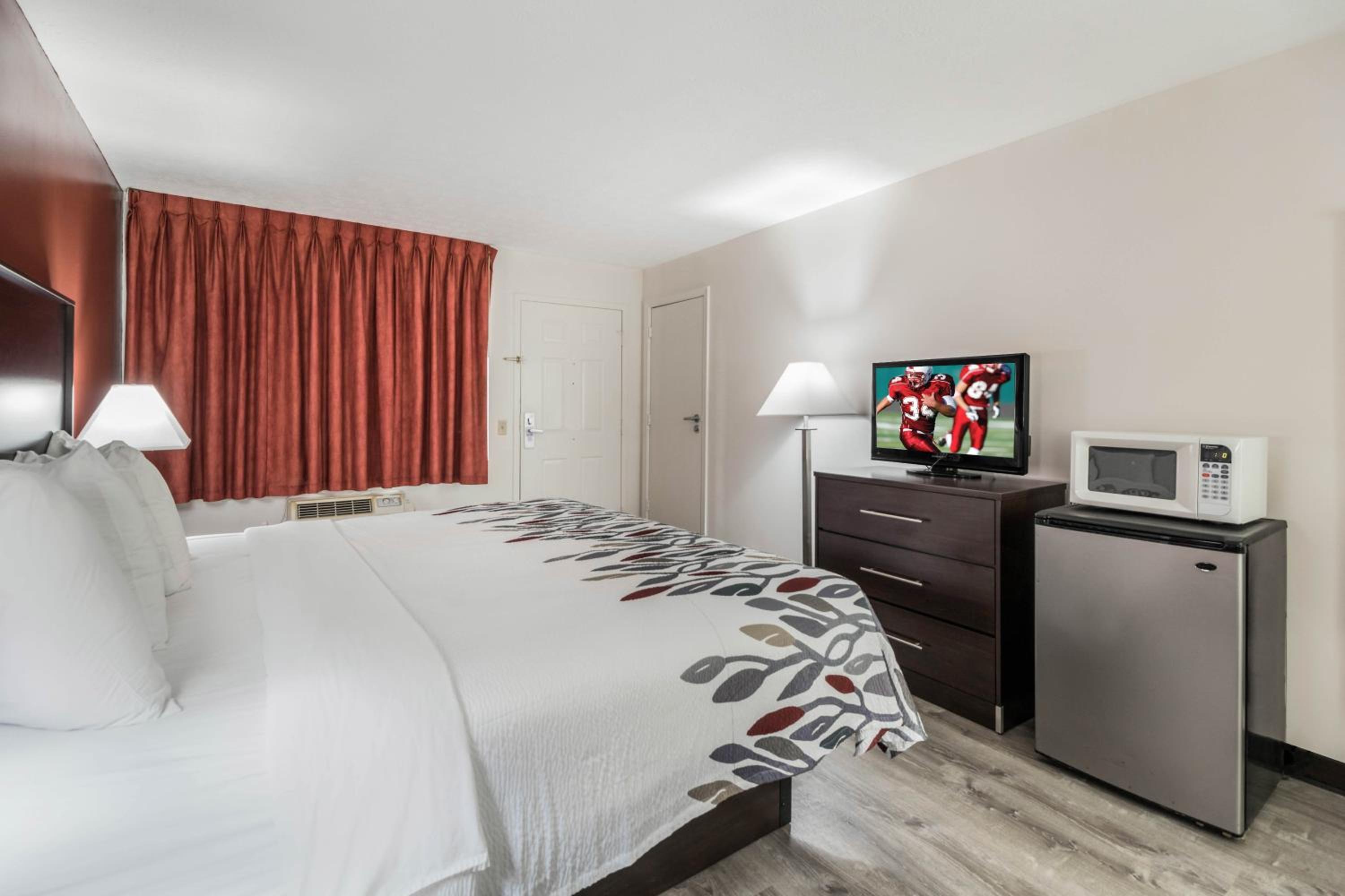 Deluxe Room with One Queen Bed Non-Smoking - Photo 4
