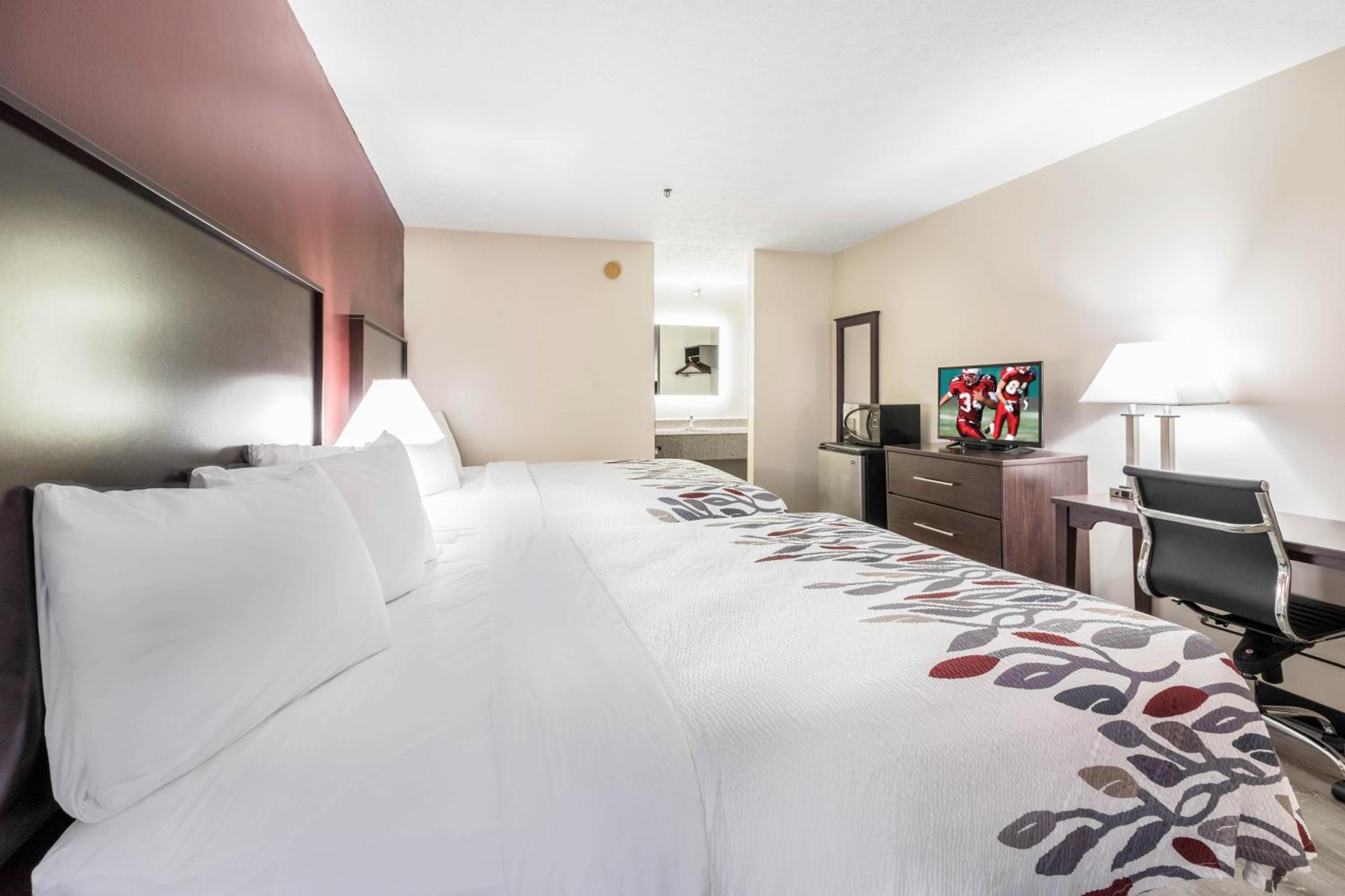 Deluxe Queen Room with Two Queen Beds - Non-Smoking - Photo 2